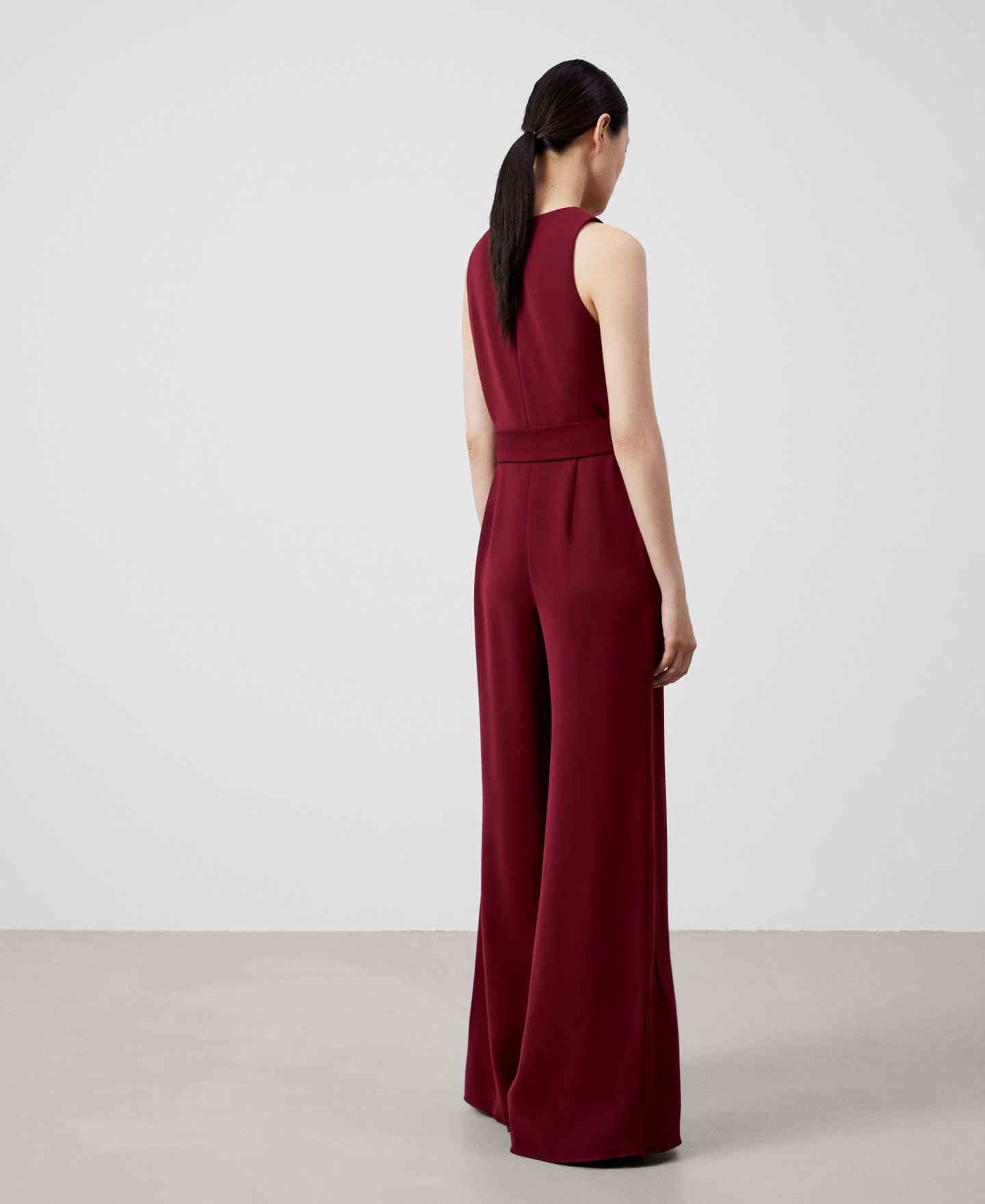 Mono con escote halter image number 2