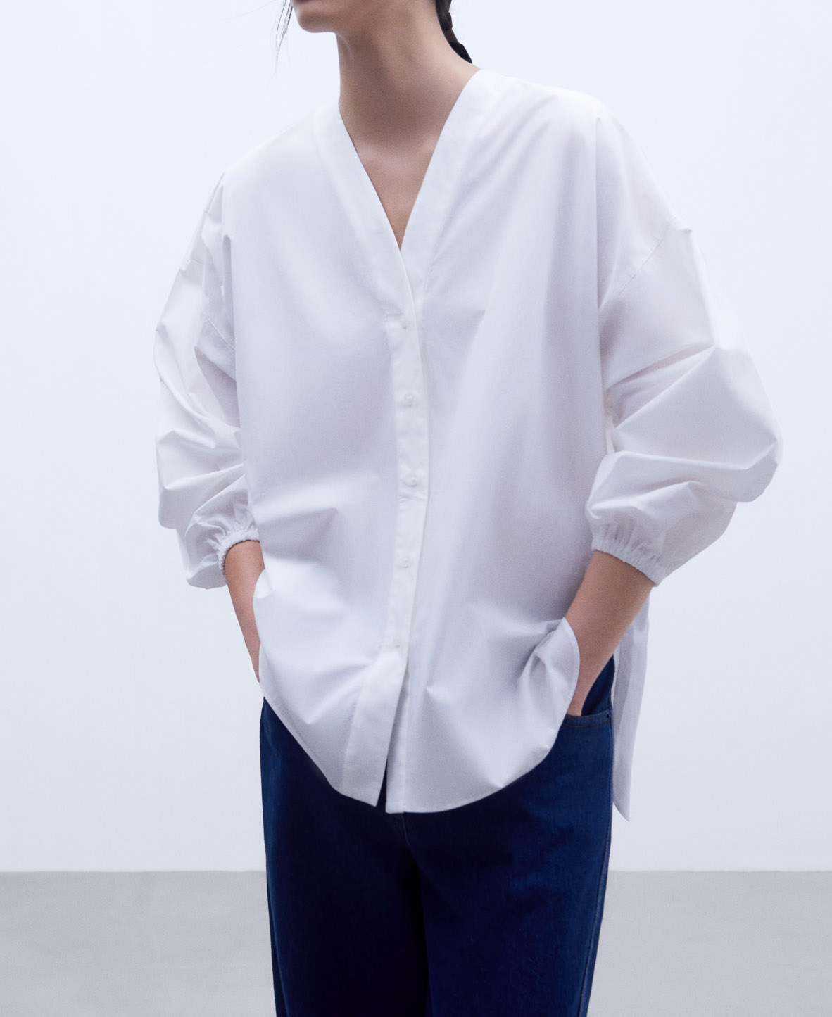 V-neckline cotton shirt image number 0