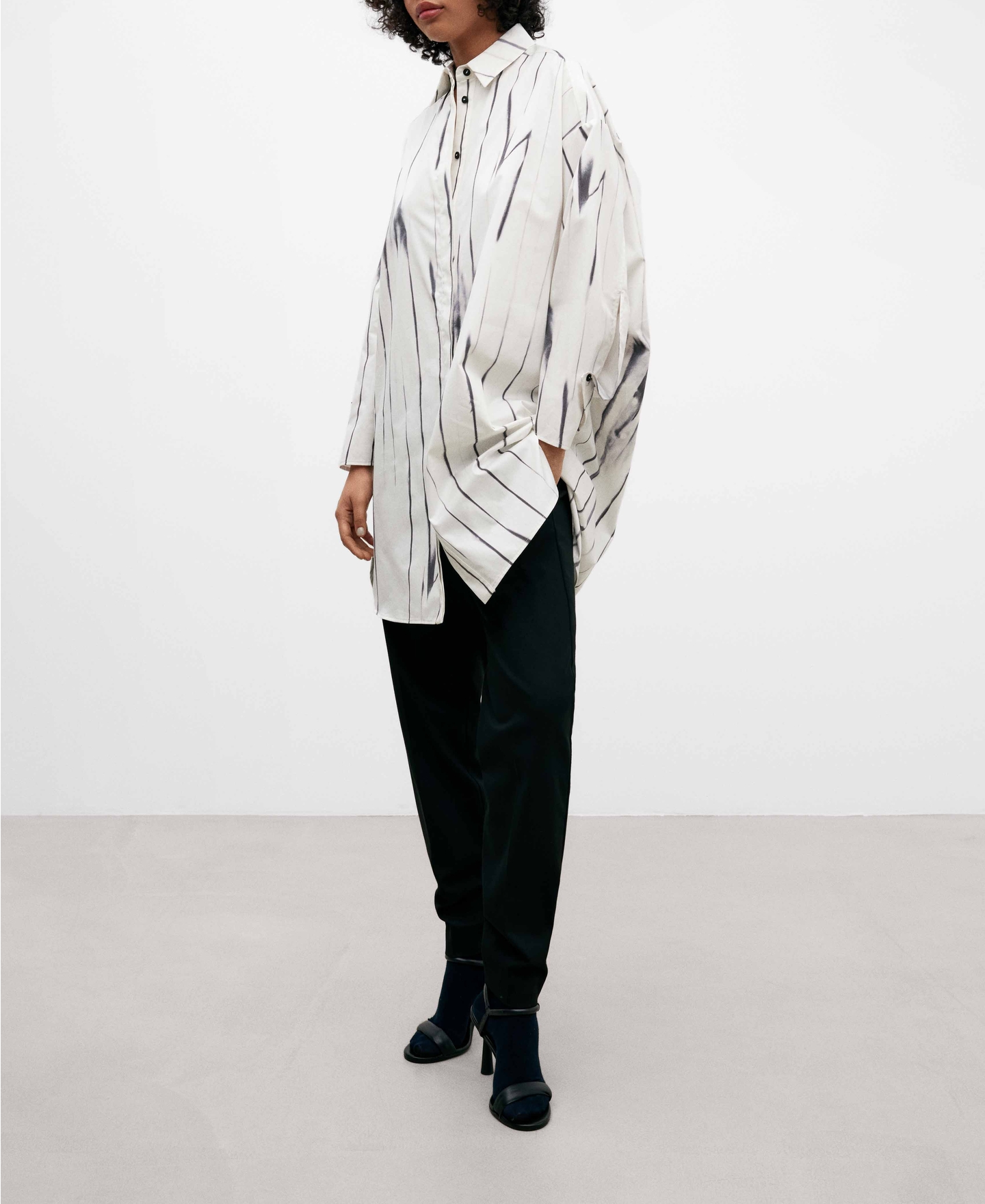 Printed long cotton shirt for women image number 1