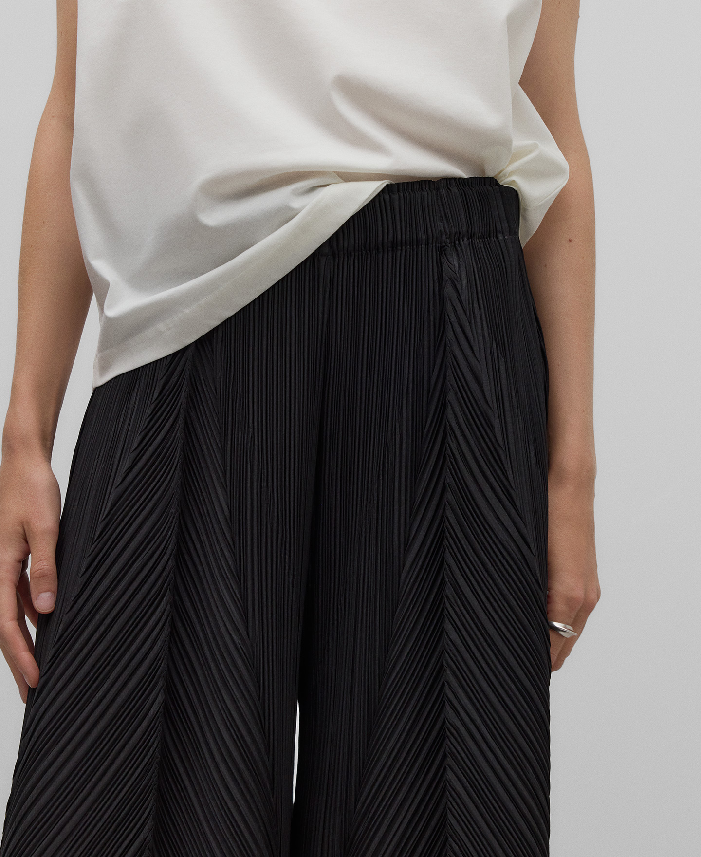 Black crinkle palazzo trousers woman image number 3