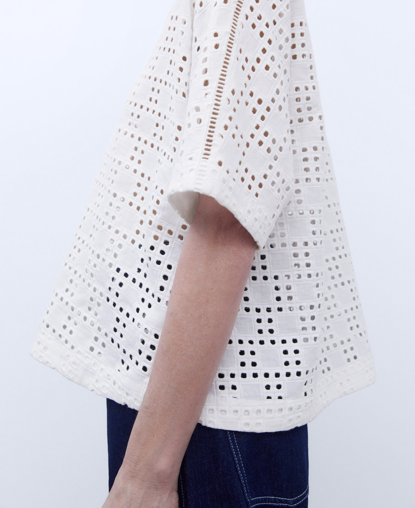 Embroidered V-neckline blouse image number 3