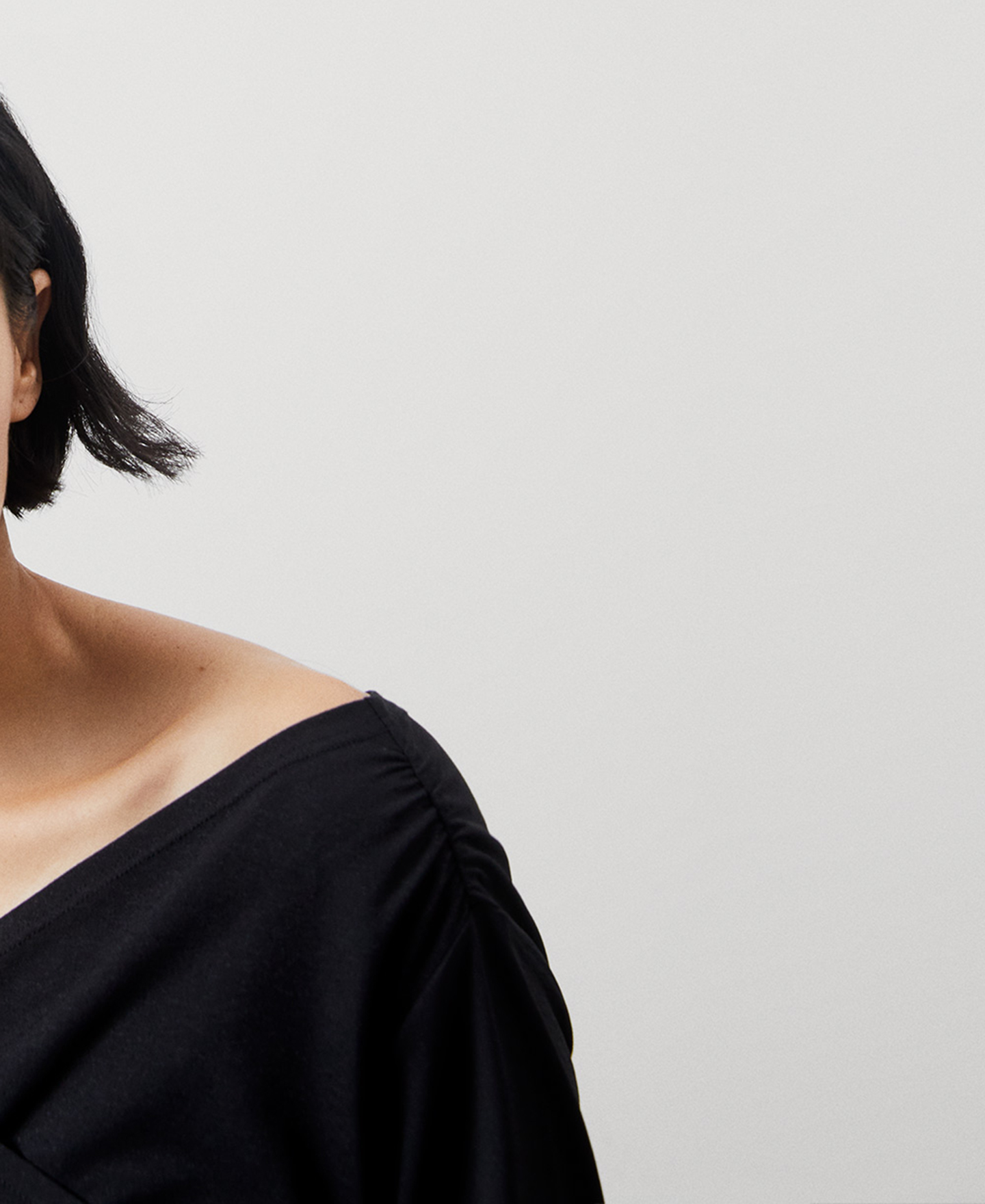 V-surplice neckline t-shirt image number 3