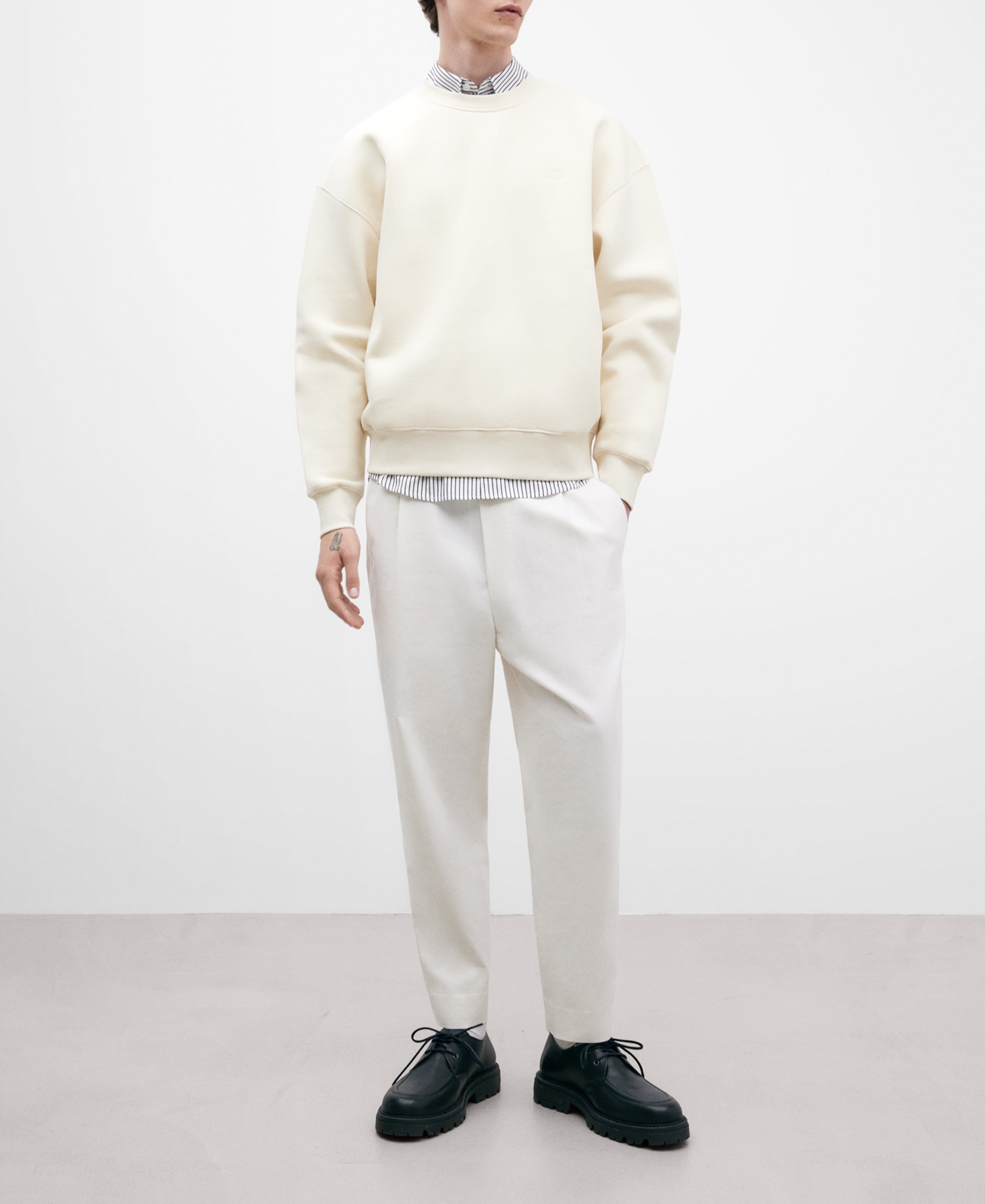 Sudadera cuello caja color crudo image number 1