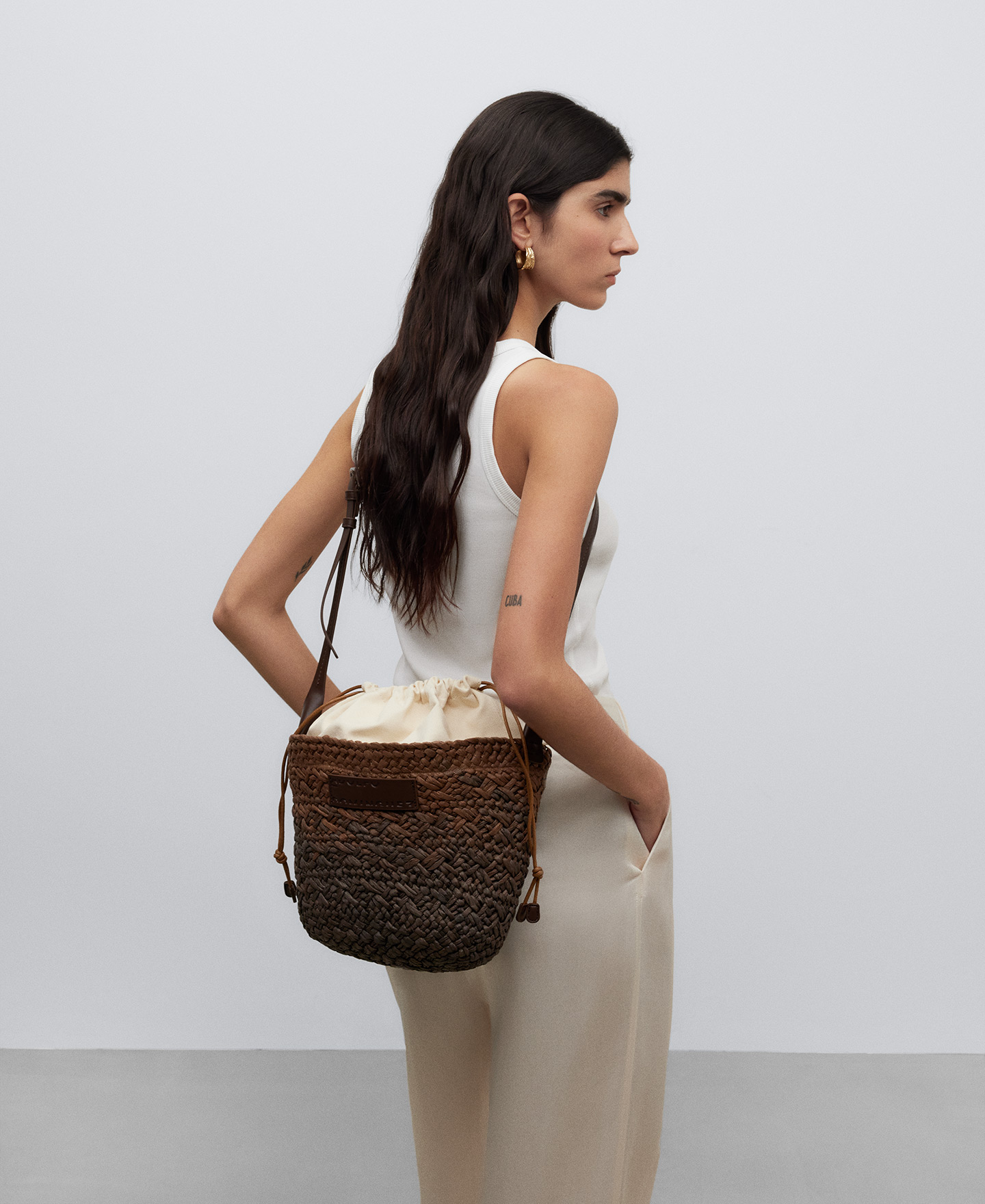 Medium braided paper shoulder bag woman image number 4