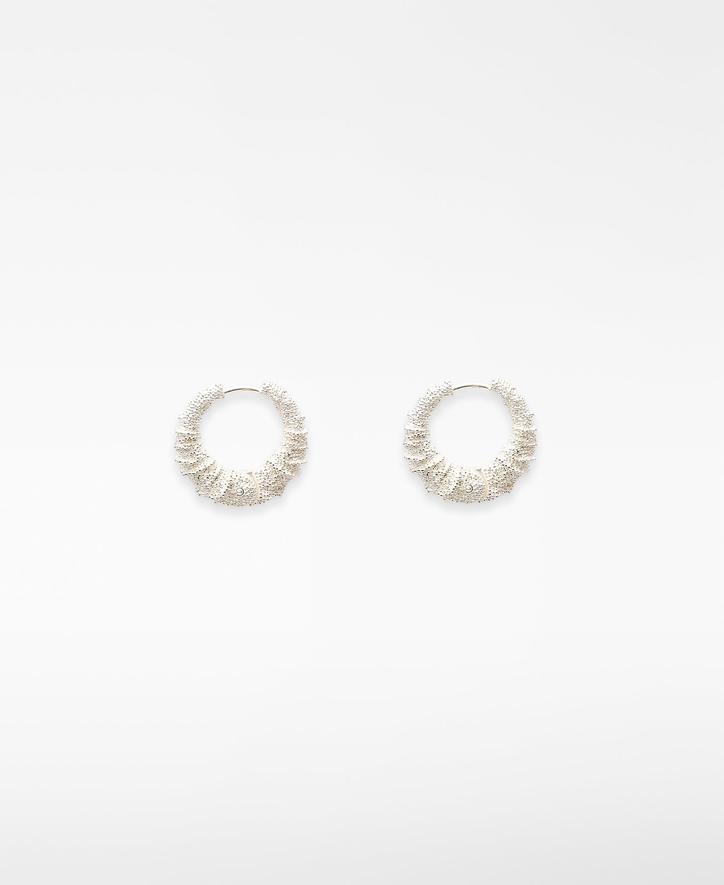 Textured metal hoops woman image number 0