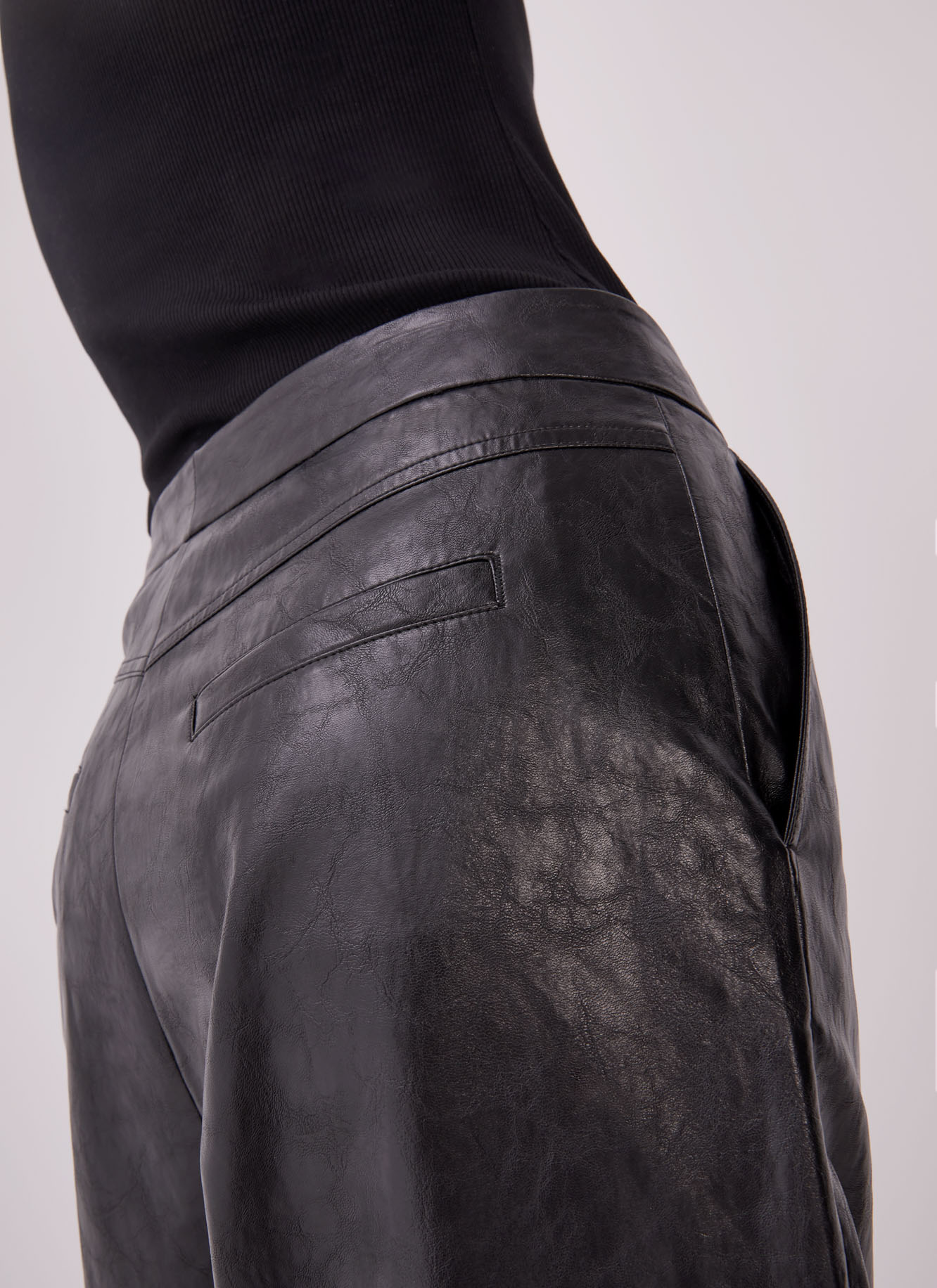 Pantalón slouchy en polipiel image number 2