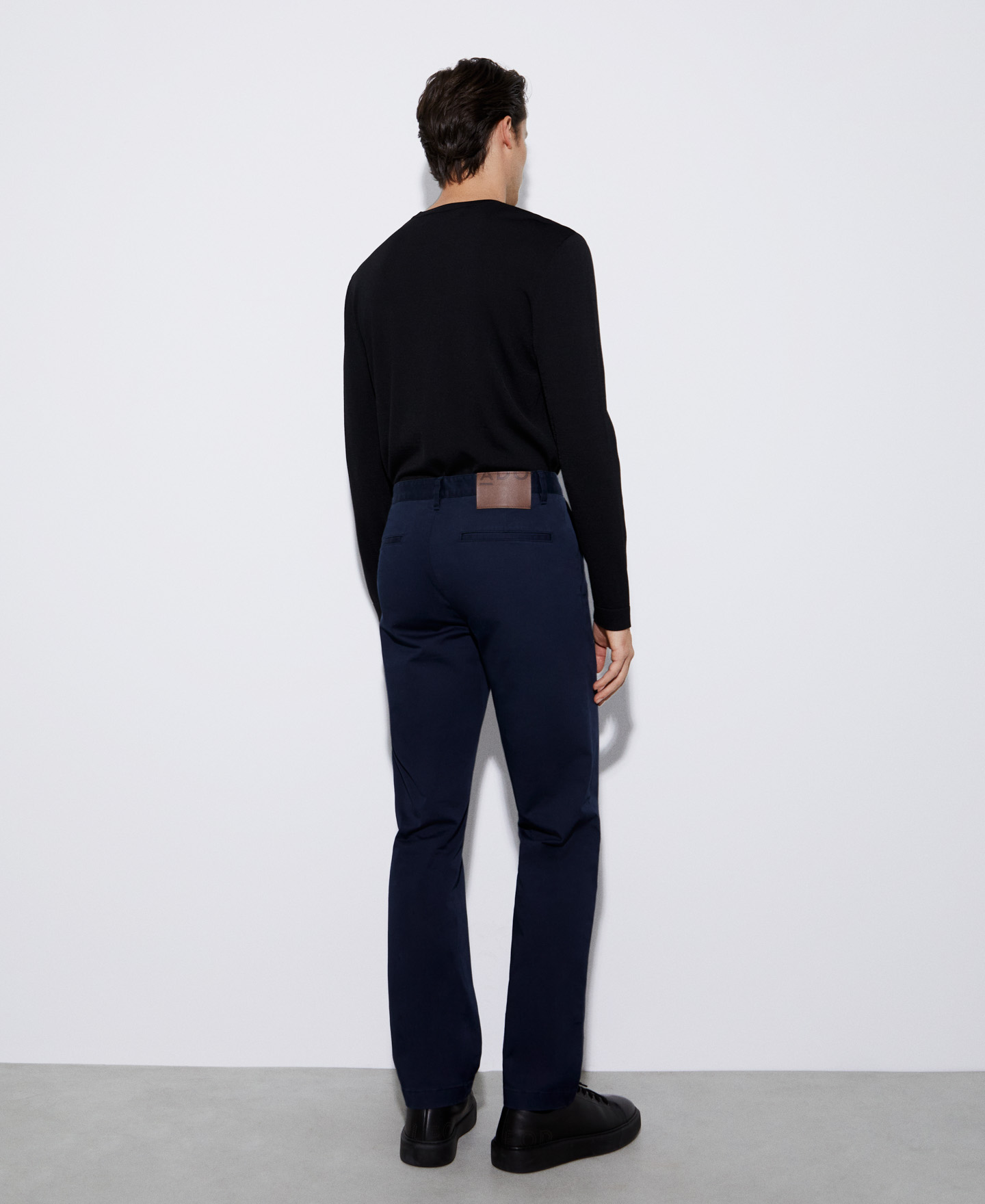 Pantalón chino en algodón responsable image number 2