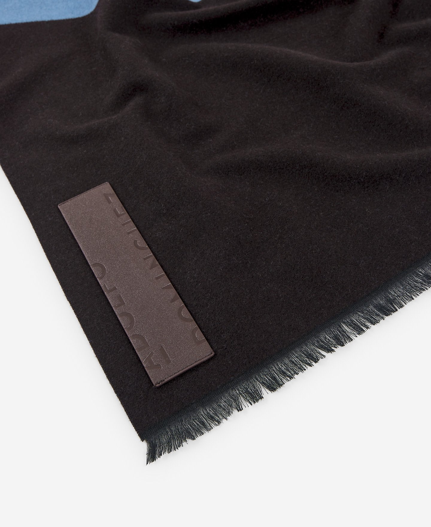 Jacquard maxi logo scarf for women image number 2