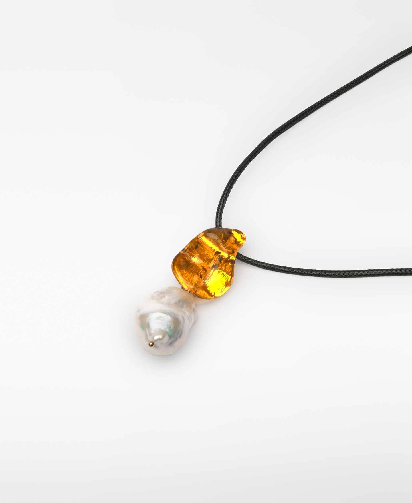 Resin and maxi pearl necklace woman image number 1