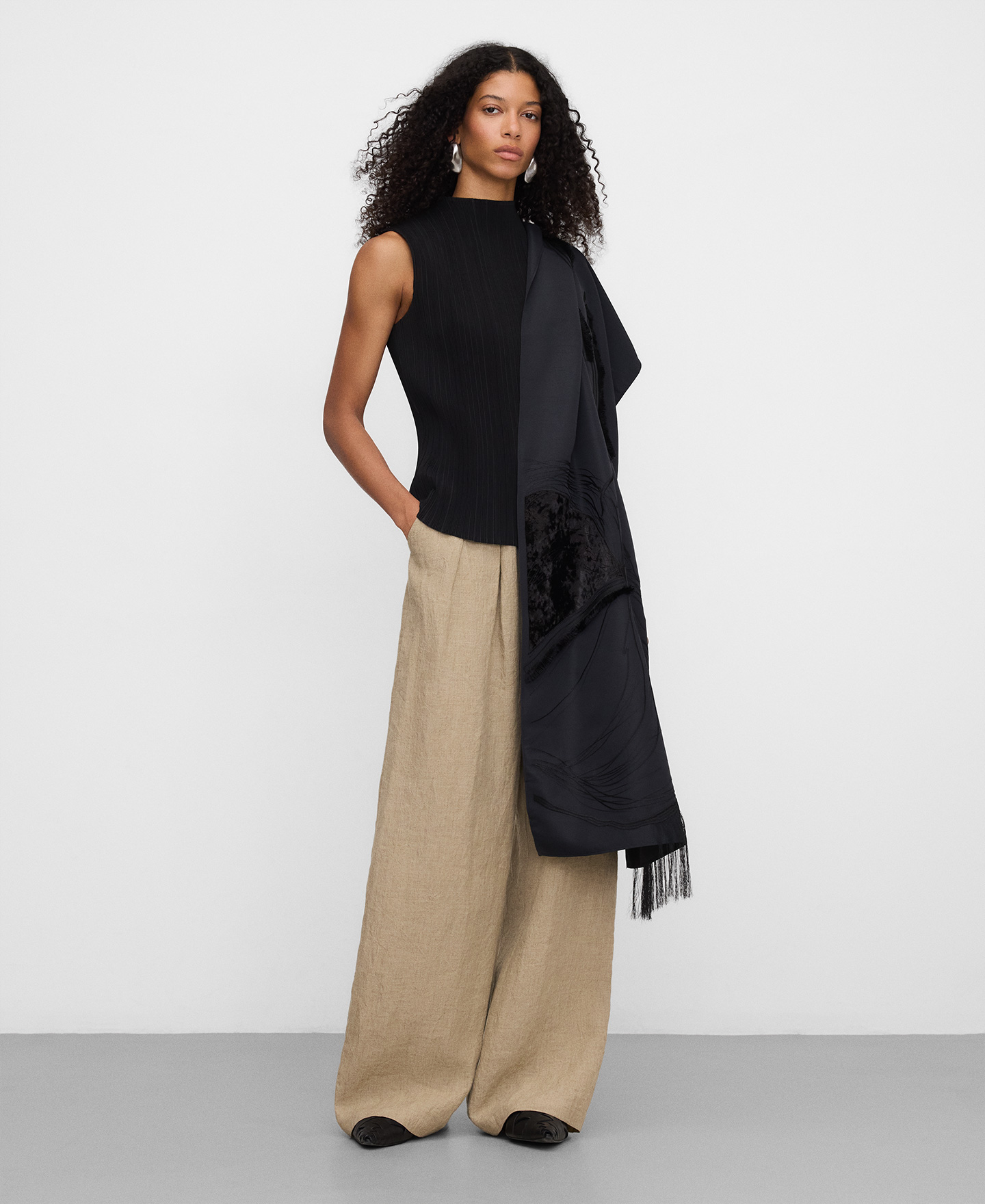 Chal c&oacute;ctel bordado con flecos image number 3