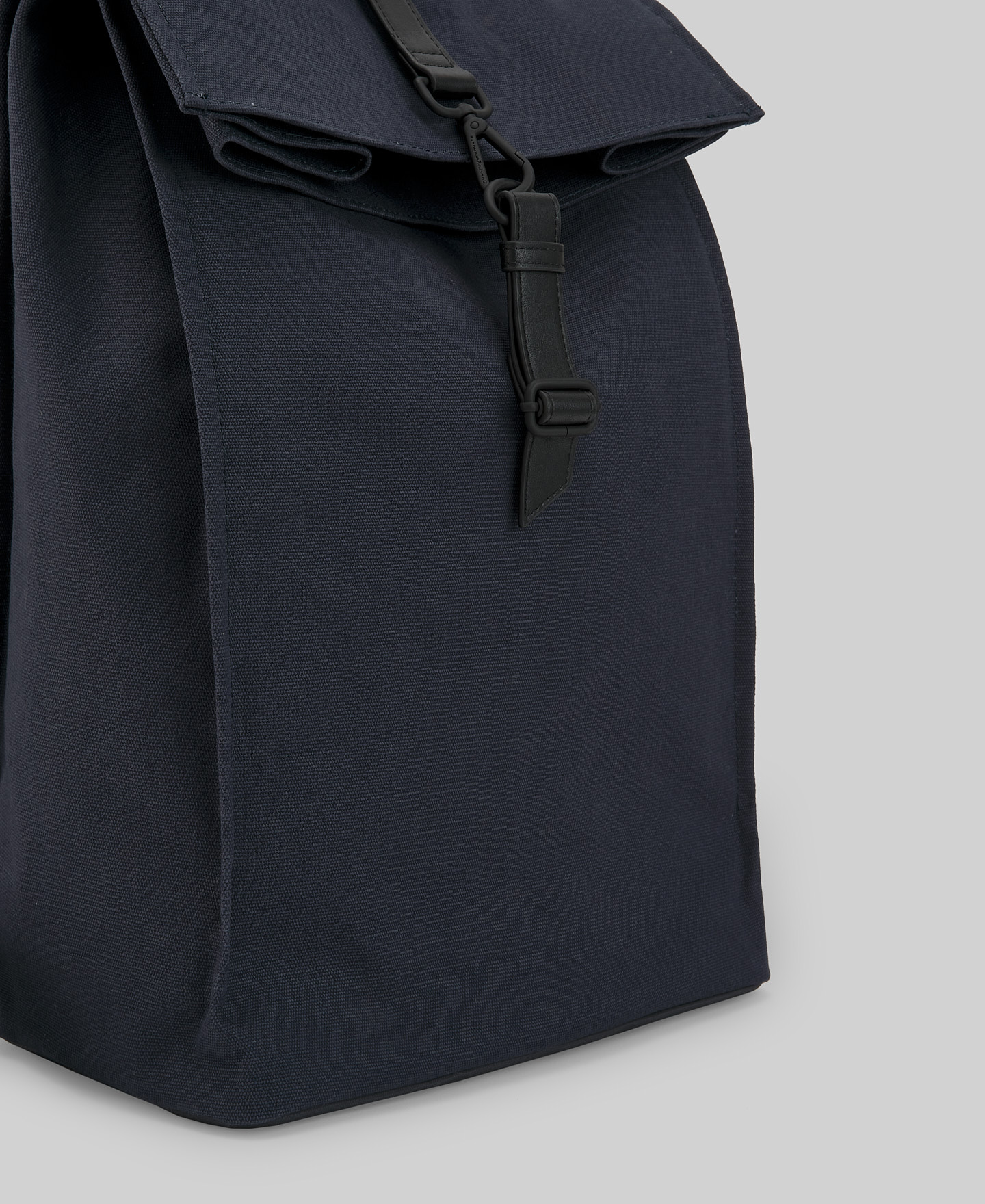 Rectangular navy blue backpack man image number 2