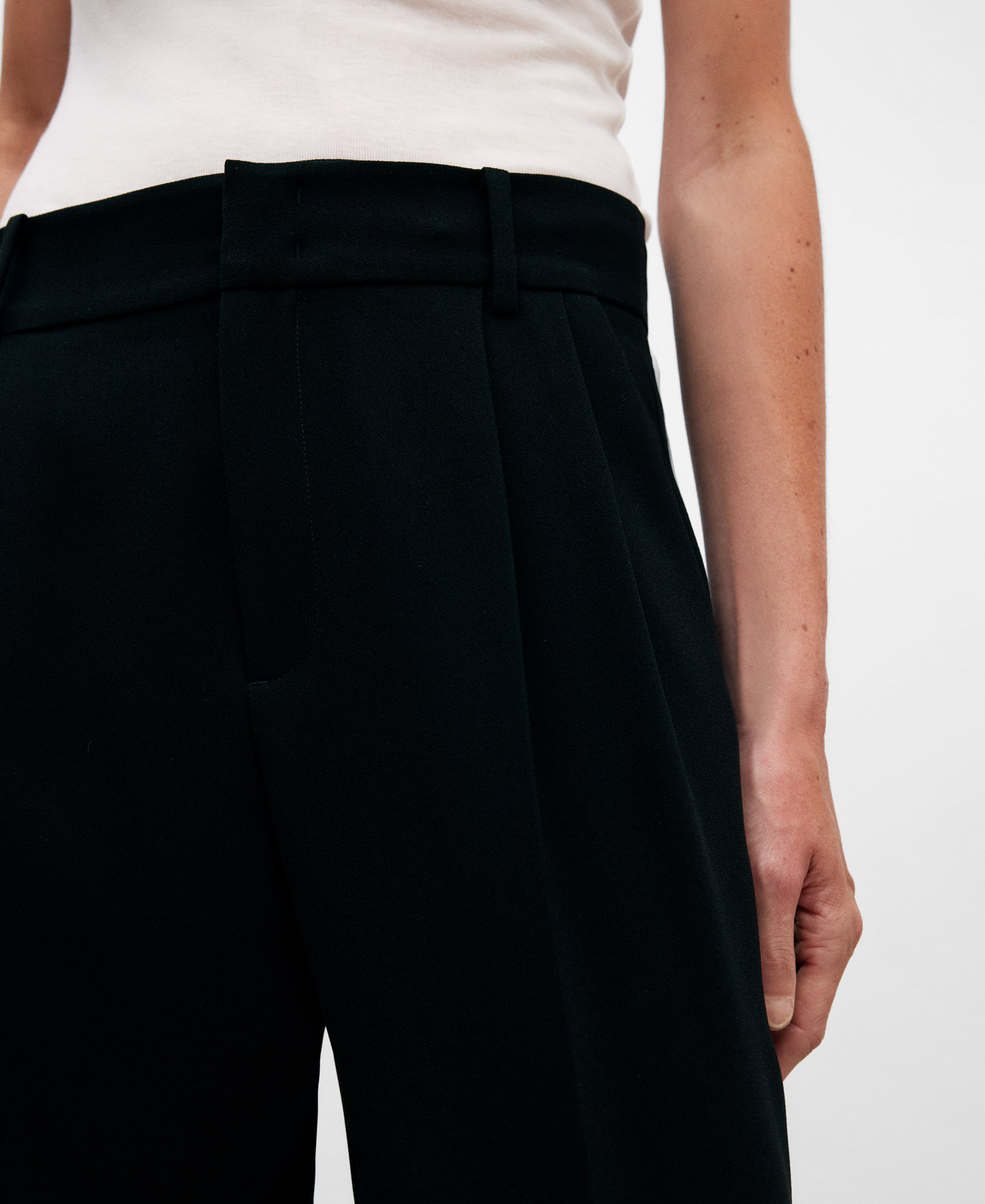 Carrot fit darts trousers for women image number 3