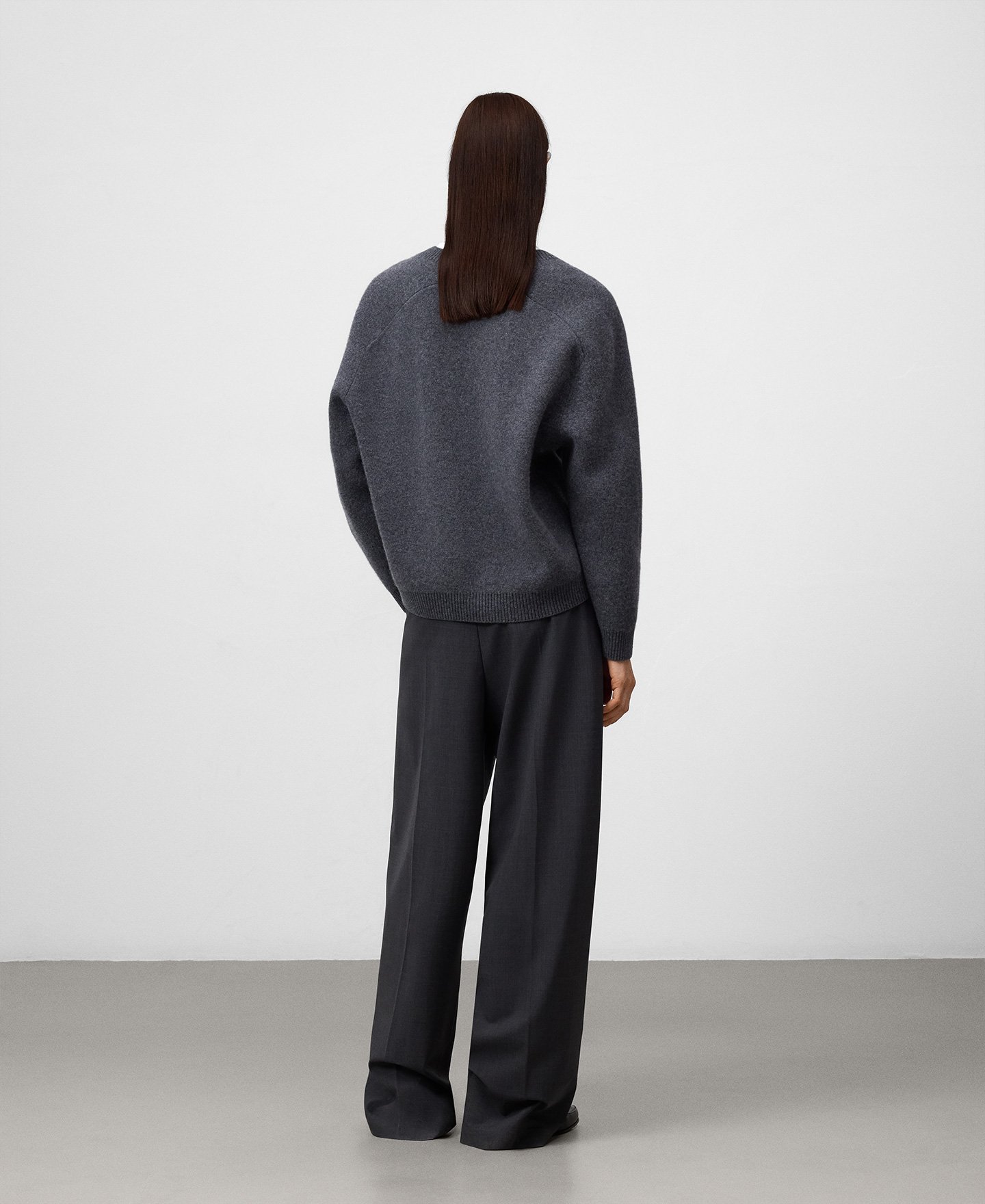 Wool V-neck sweater woman image number 2