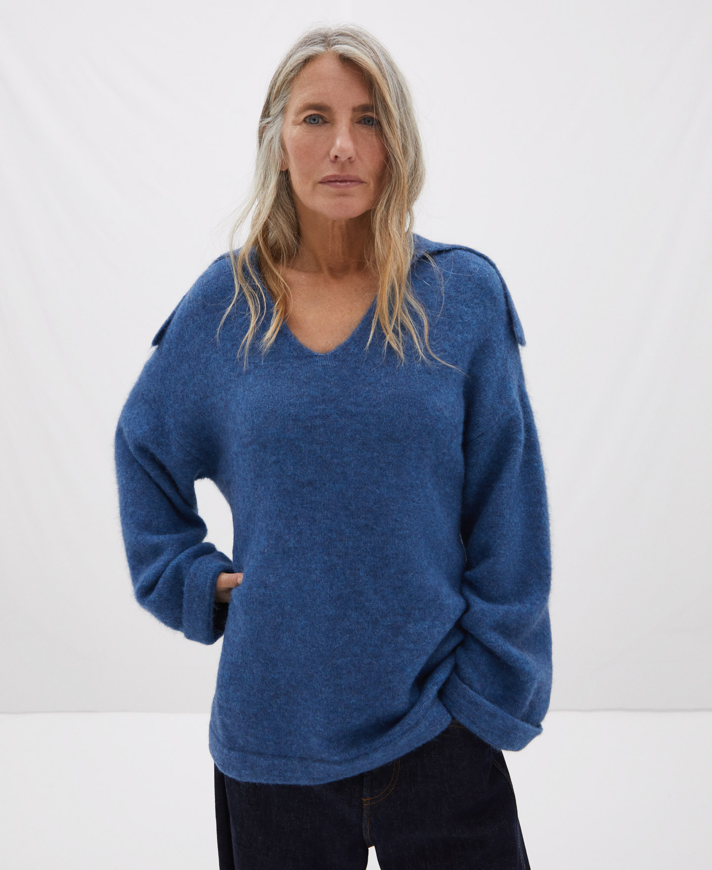 V-neck sweater in alpaca image number 0