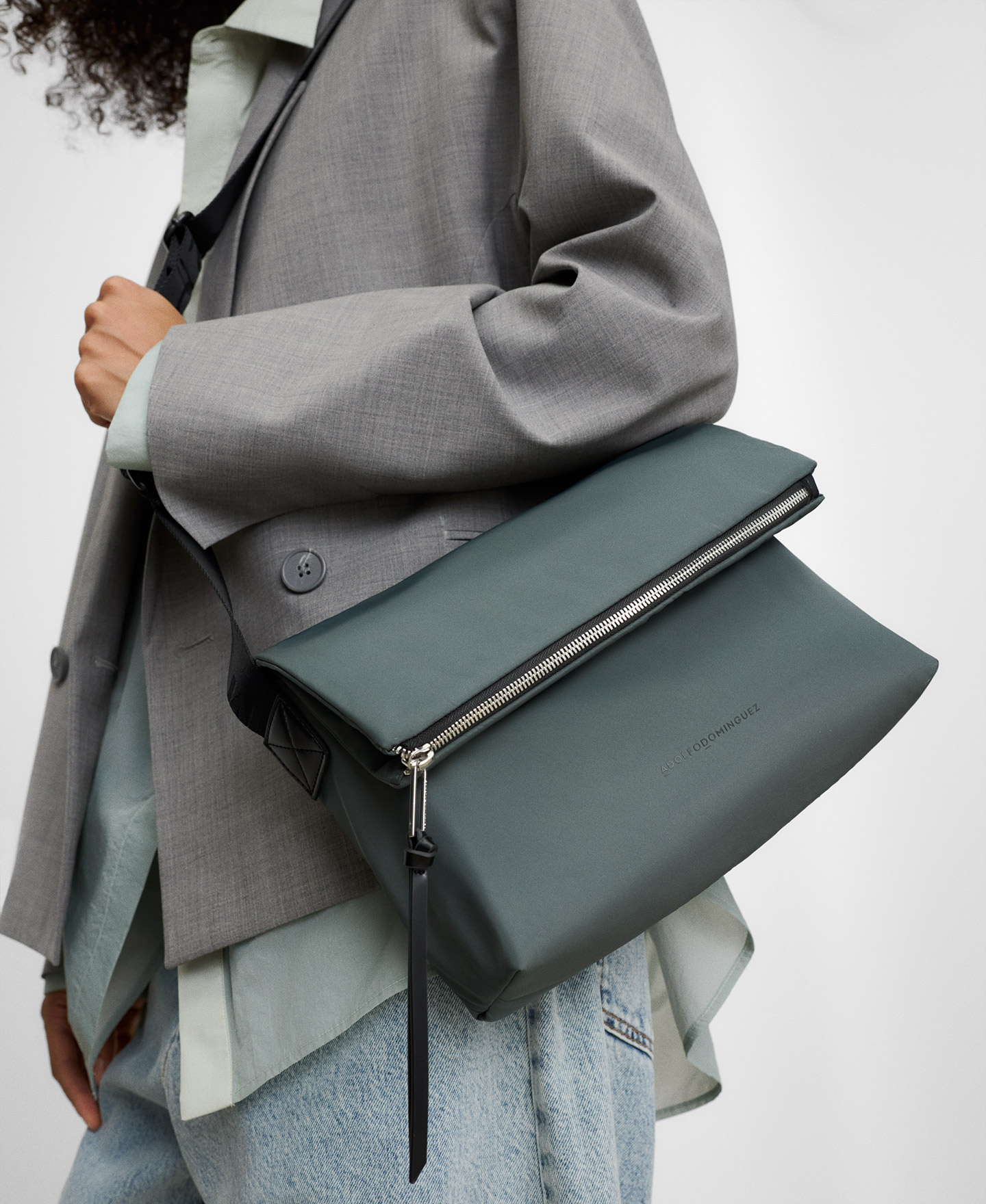 Sac &agrave; bandouli&egrave;re en nylon &agrave; revers pli&eacute; en taille moyenne image number 5