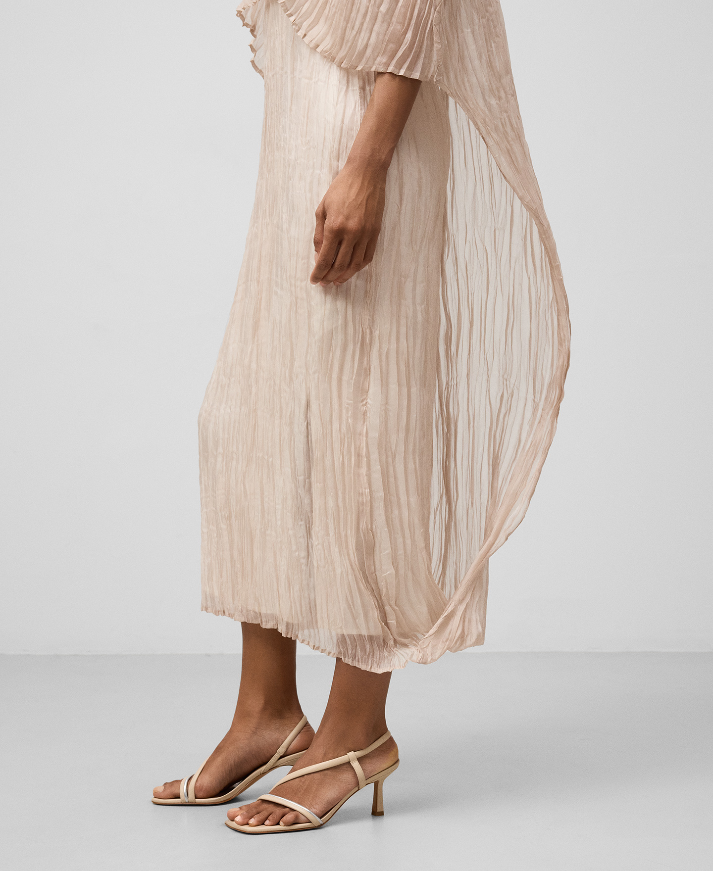 Crinkle dress with cape woman image number 3