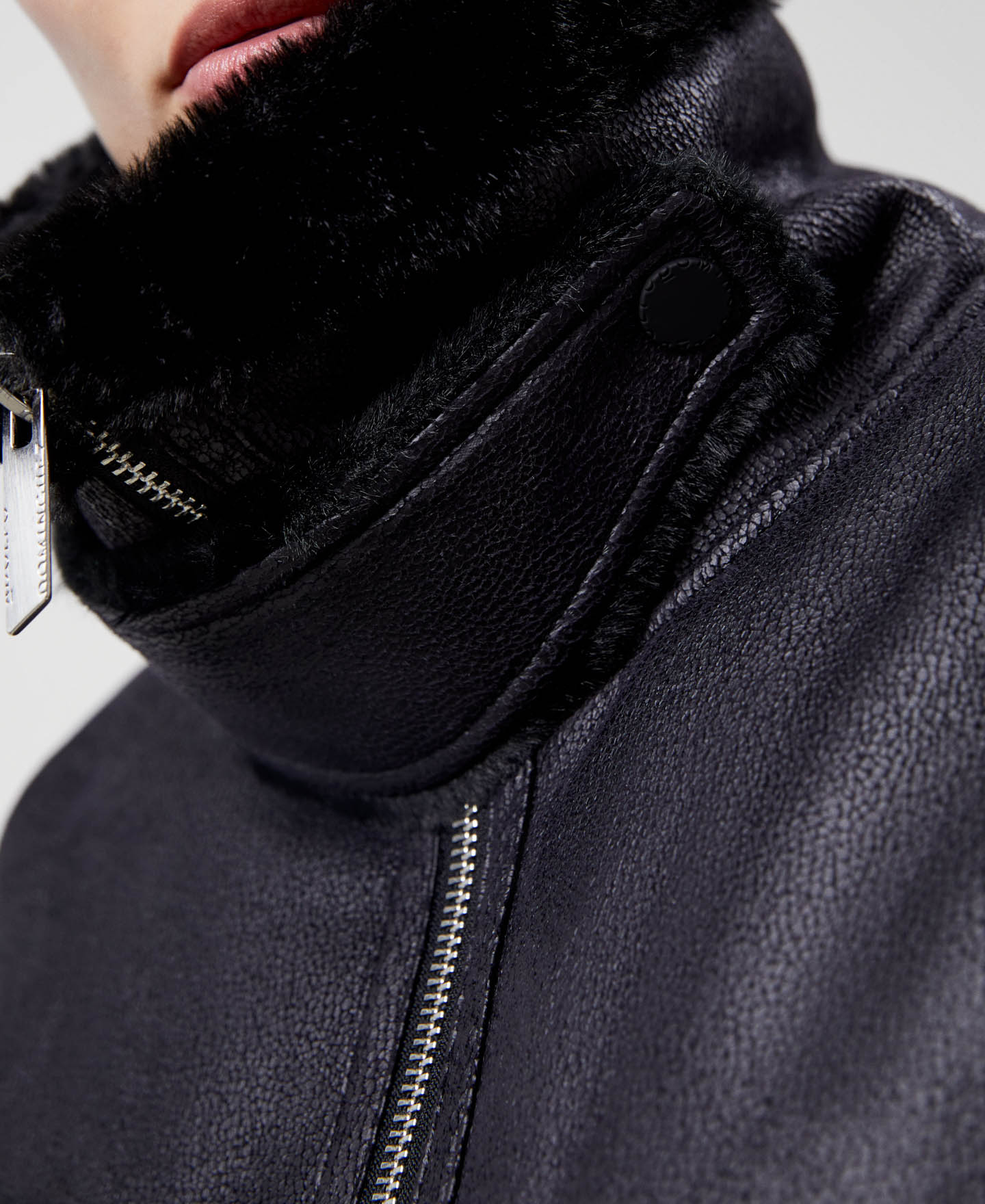 Aviator jacket in leather texture image number 4