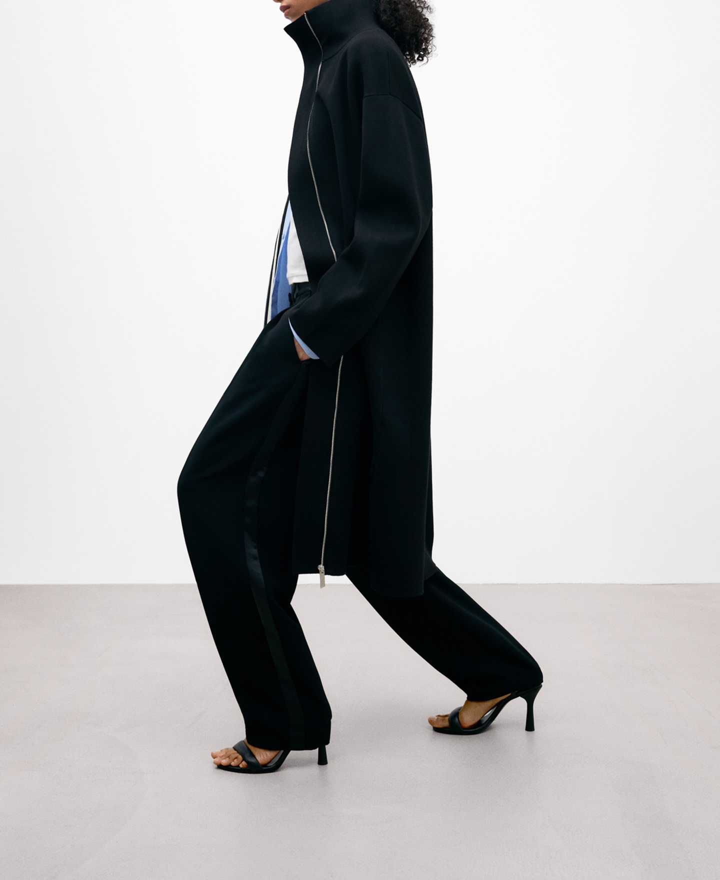 Abrigo largo de punto cuello alto mujer image number 1