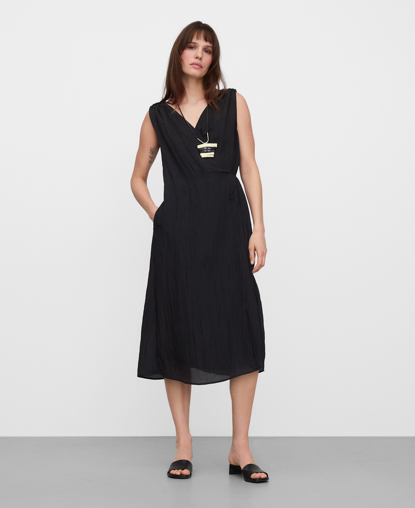 Vestido cruzado tejido arrugado image number 1