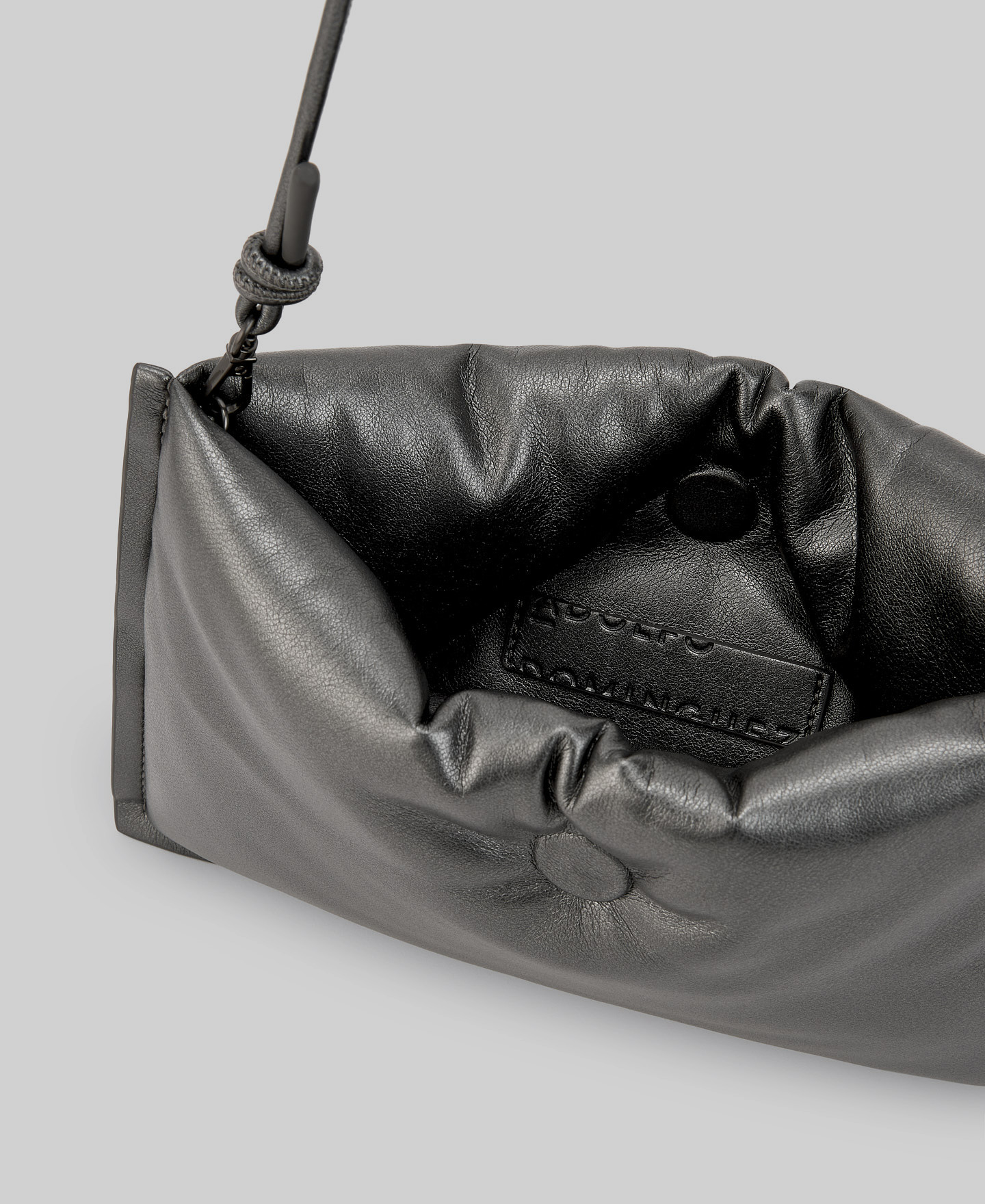 Clutch acolchado plata negra mujer image number 3