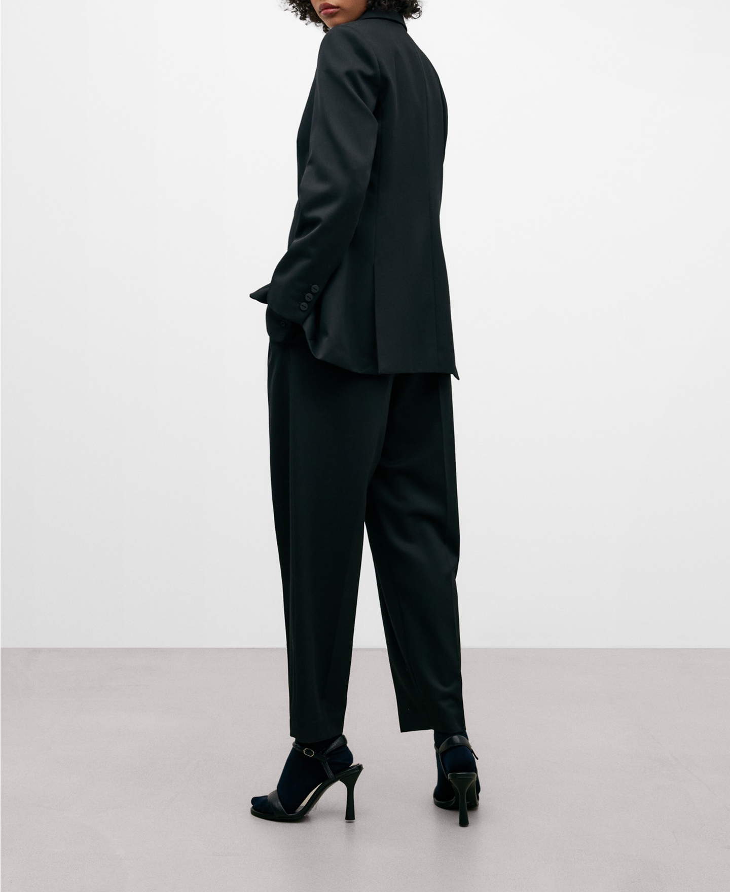 Black tailored blazer for women image number 2