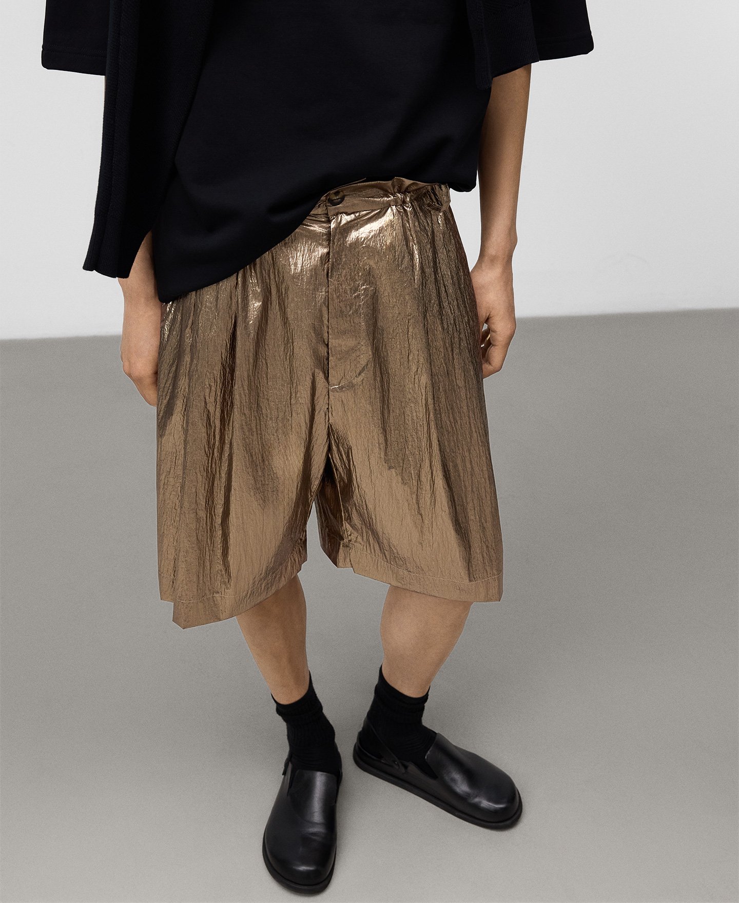 Relaxed fit metallic Bermuda shorts man image number 0