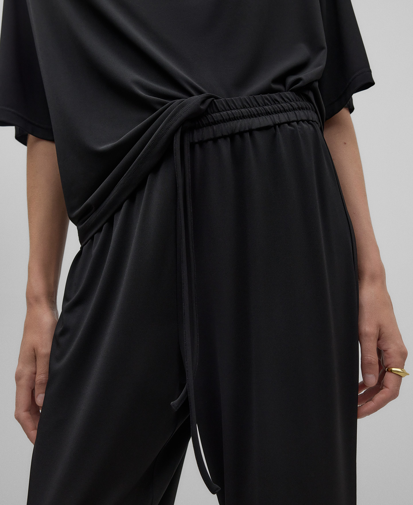 Pantal&oacute;n jogger negro mujer image number 3