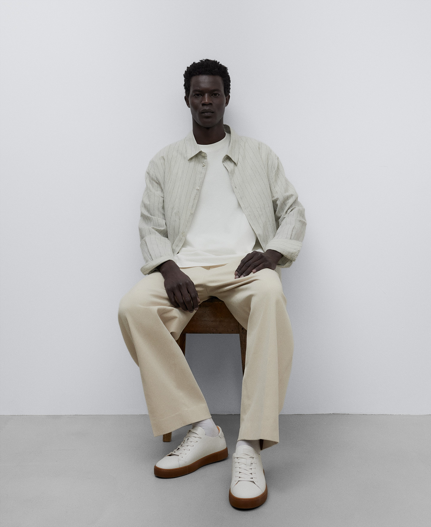 Basic sneaker man image number 4
