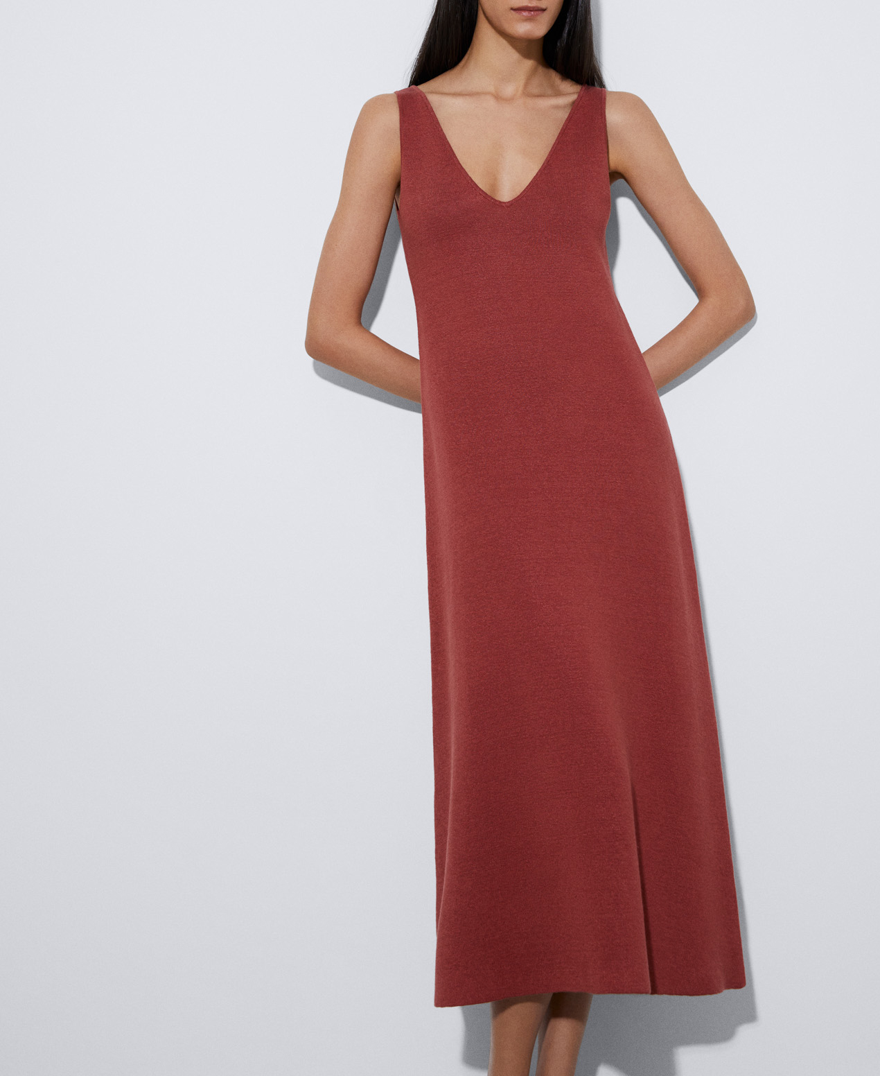 V-neck dress in linen image number 0