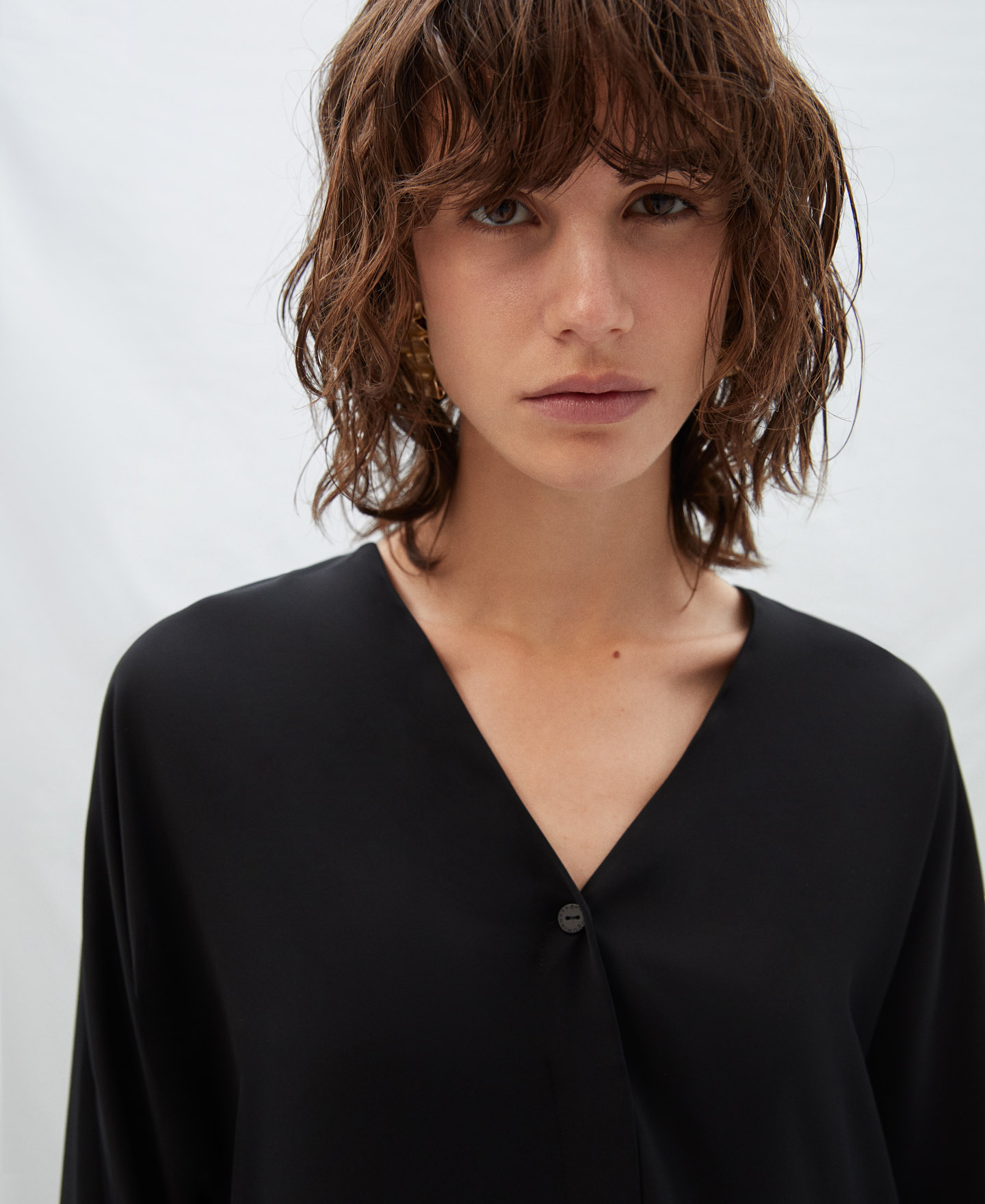 V-neck blouse with japanese sleeves image number 3