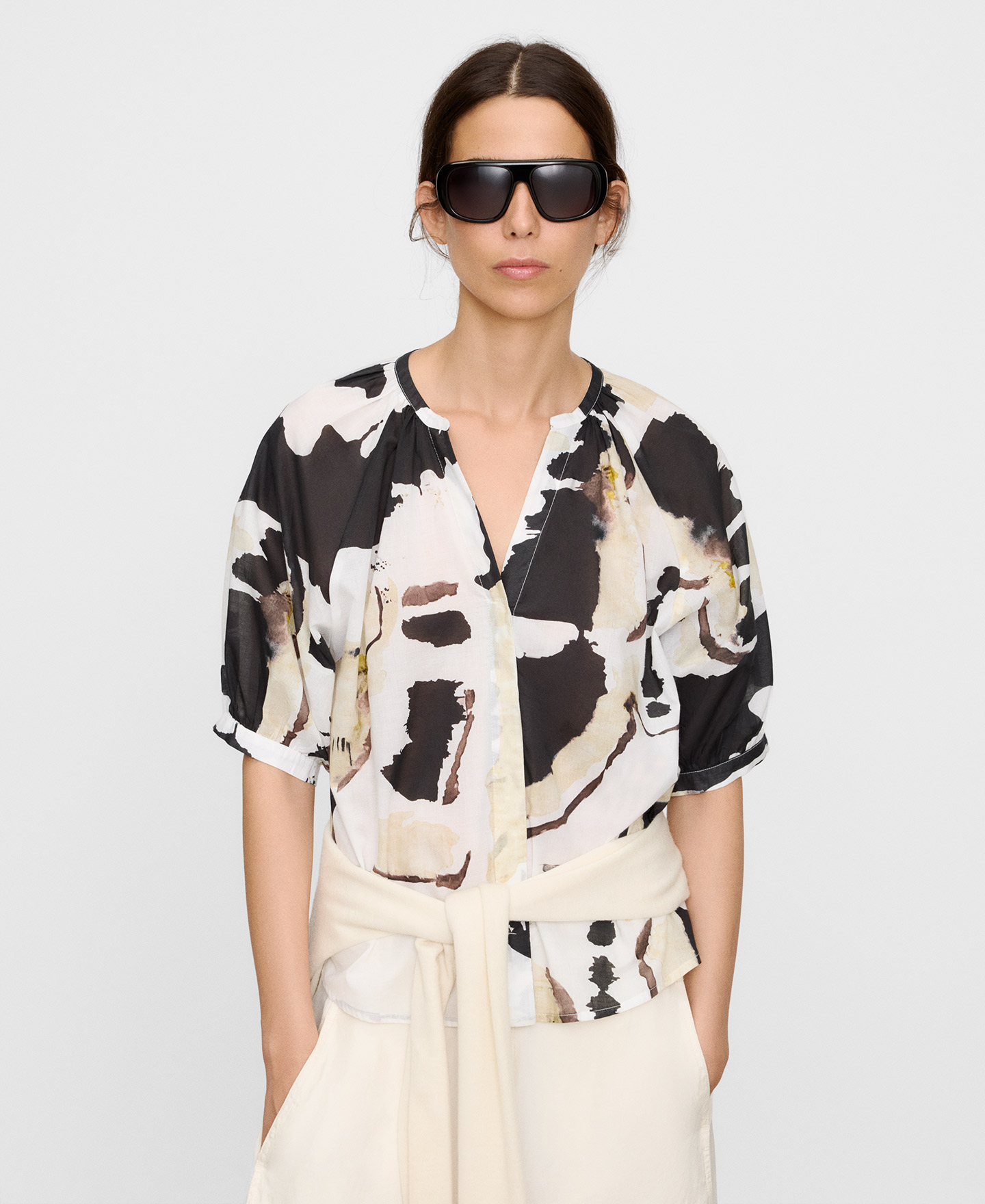 Blusa estampada com decote em V em algod&atilde;o image number 0