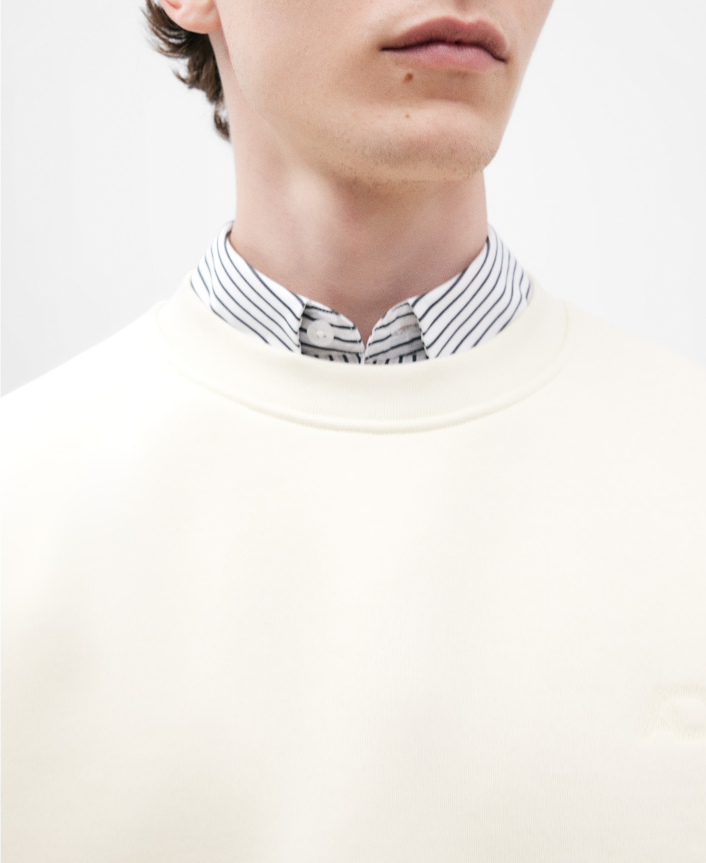 Sudadera cuello caja color crudo image number 3