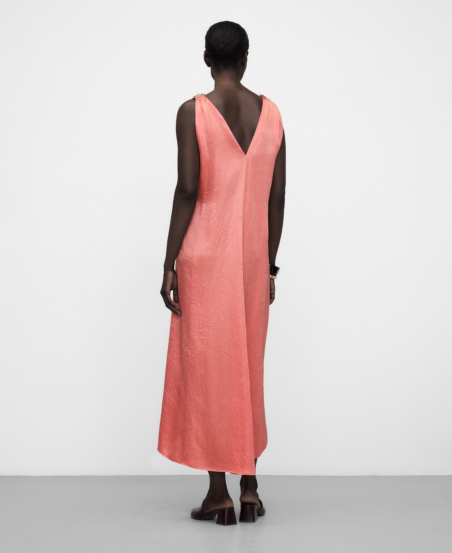 Vestido de cetim com tecido enrugado image number 2