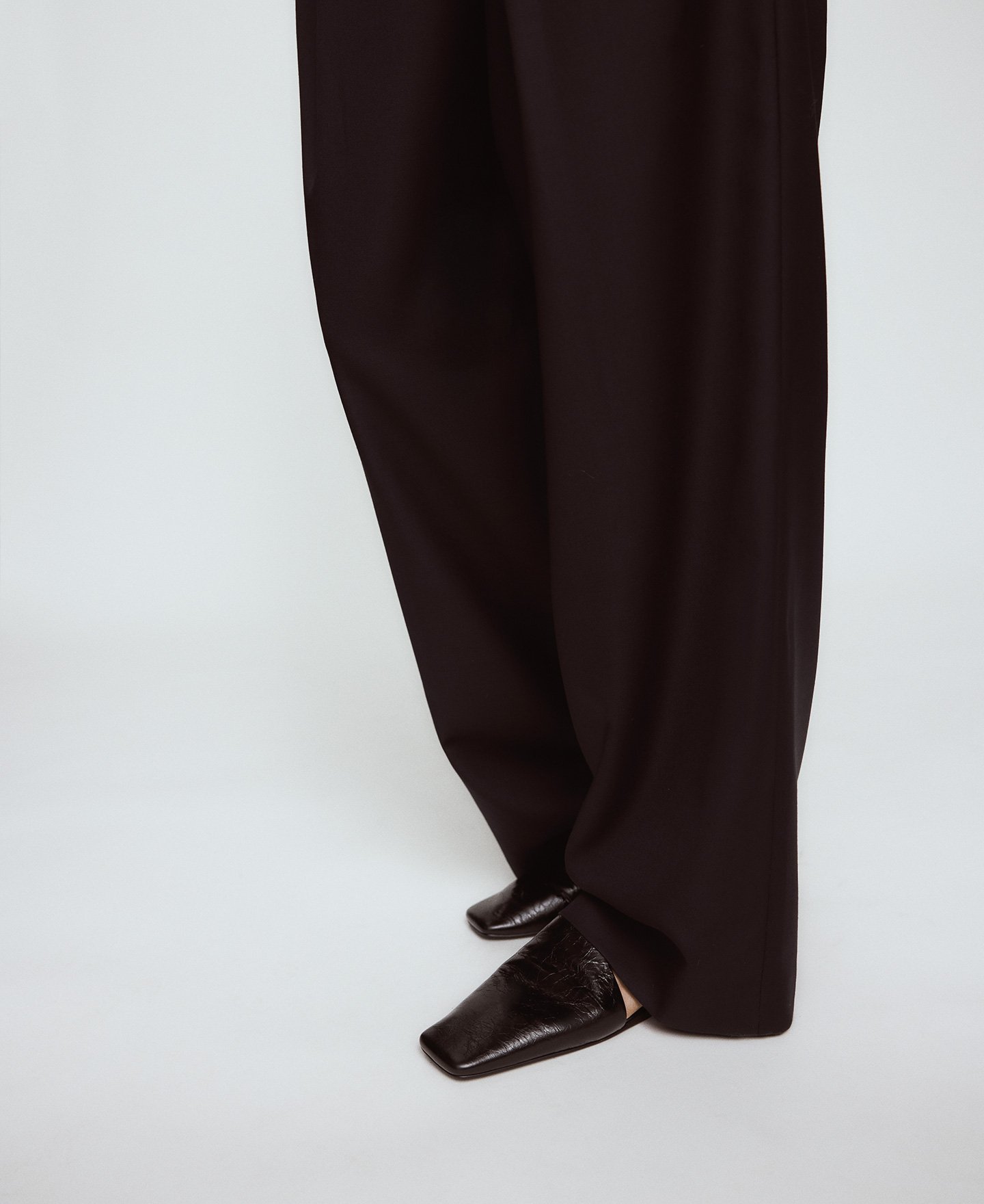 Mules asim&eacute;tricos piel image number 3