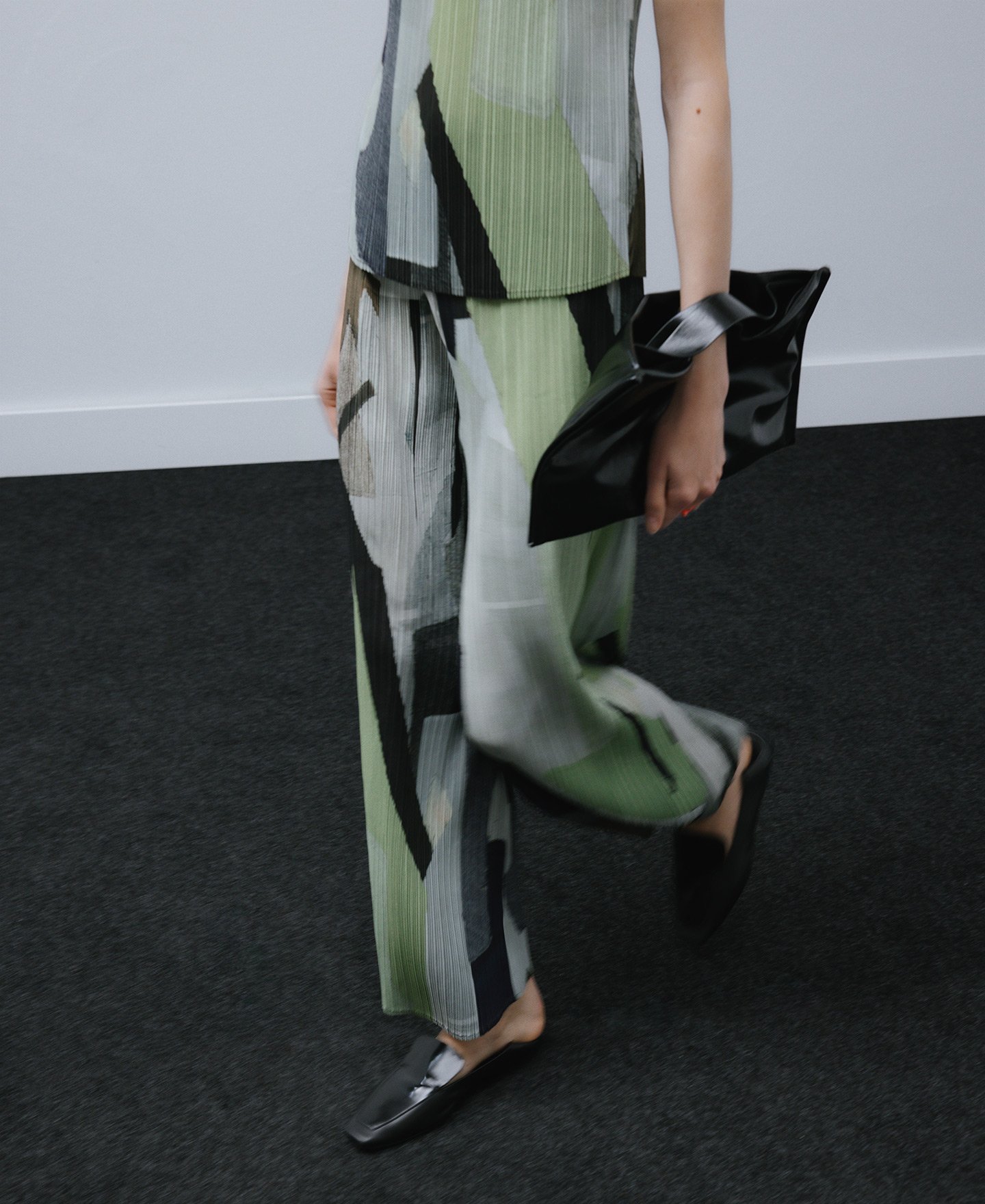 Printed crinkle trousers woman image number 0
