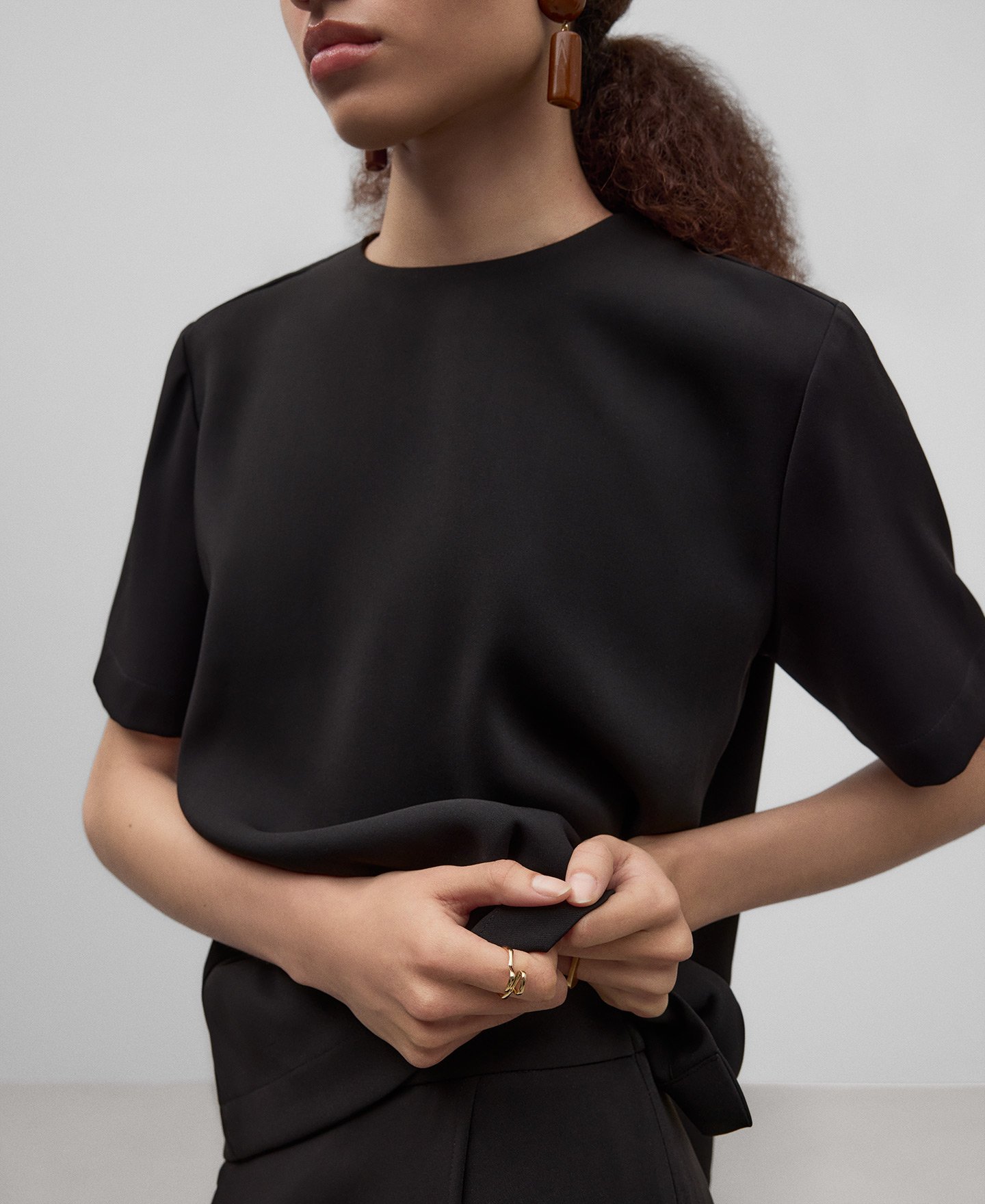 Straight black top woman image number 3