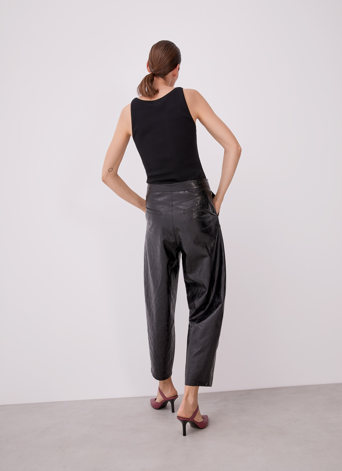 Pantalón slouchy en polipiel image number 4