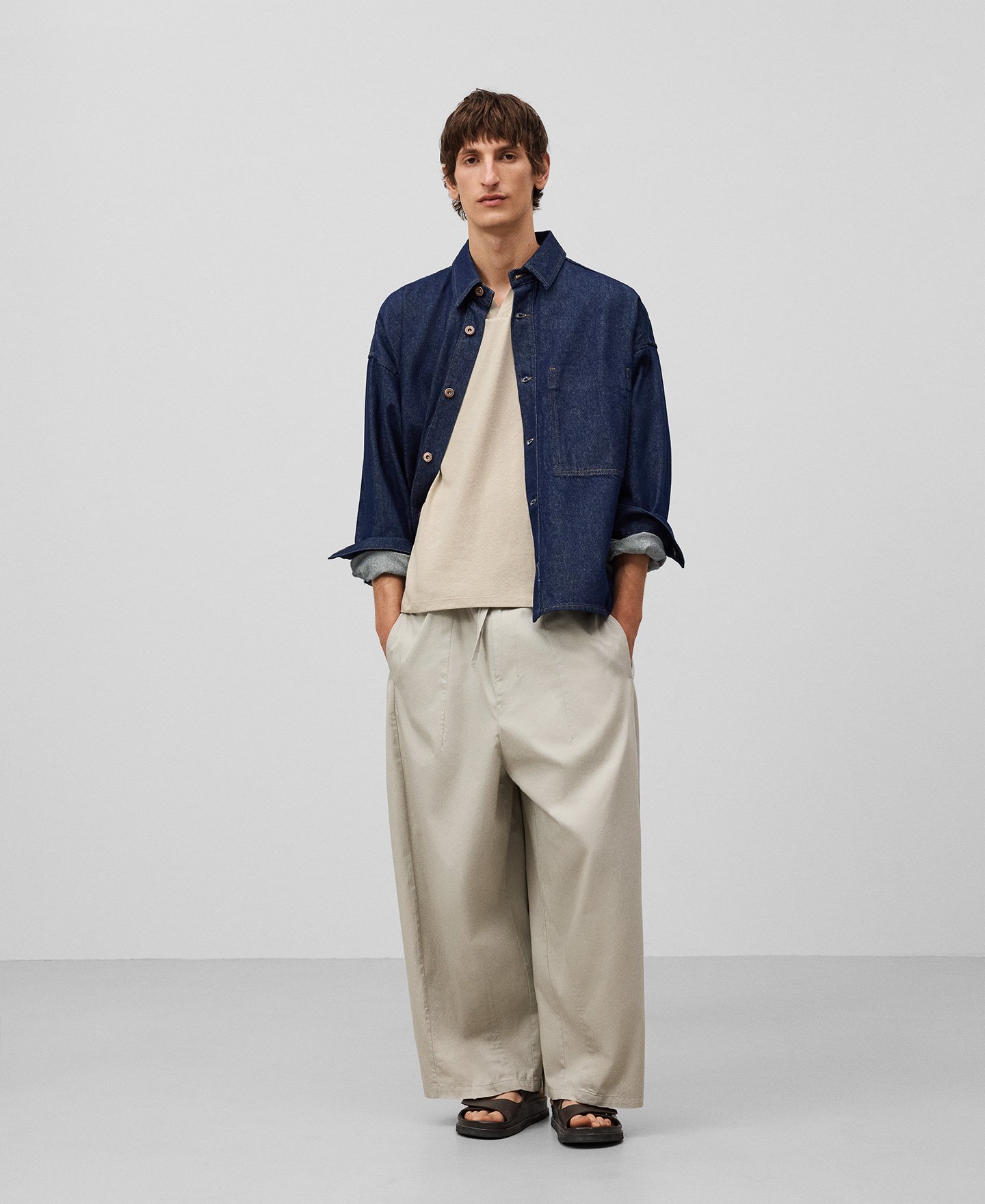 European linen blend V-neck polo man image number 1