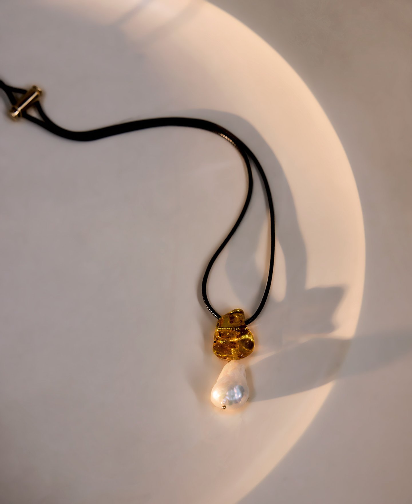 Resin and maxi pearl necklace woman image number 3