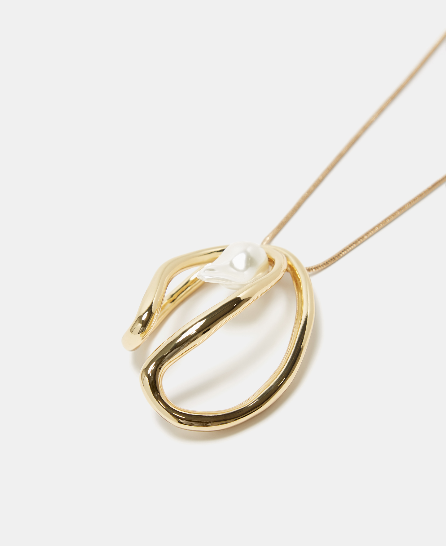 Circular shape necklace with resin pearl image number 1