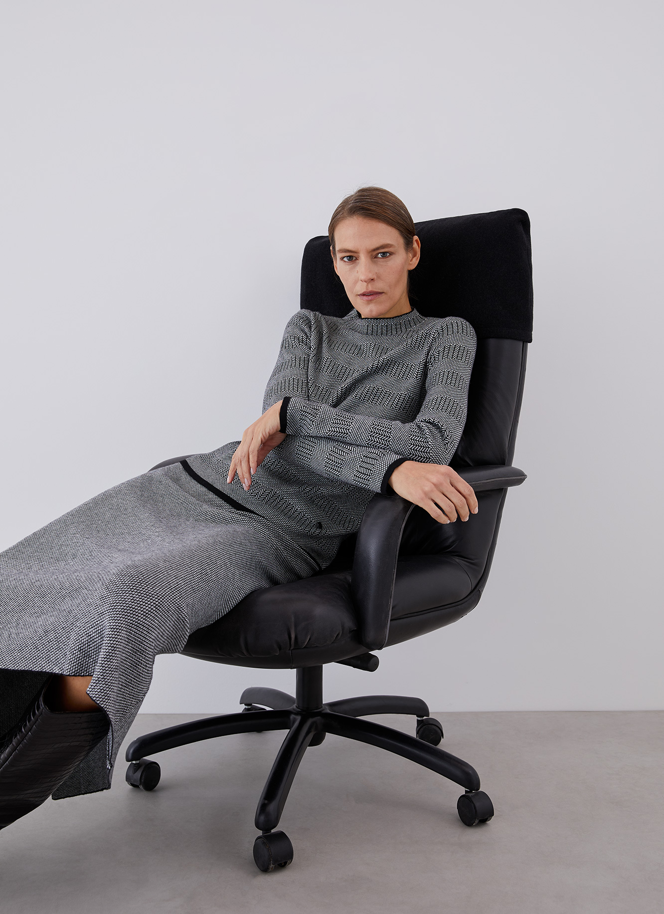 Bicolored jacquard herringbone sweater image number 4
