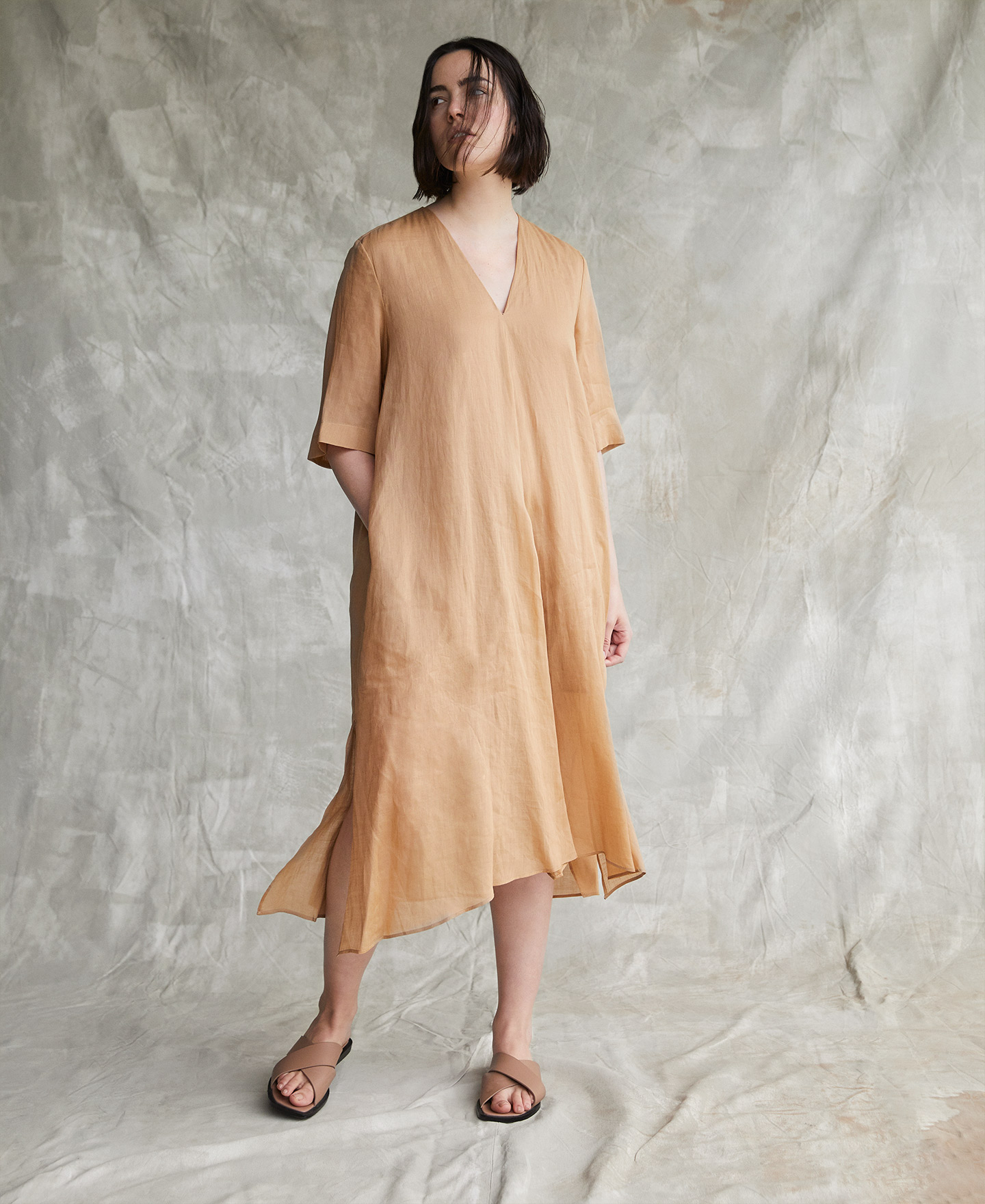 Vestido fluido en ramio camel image number 2
