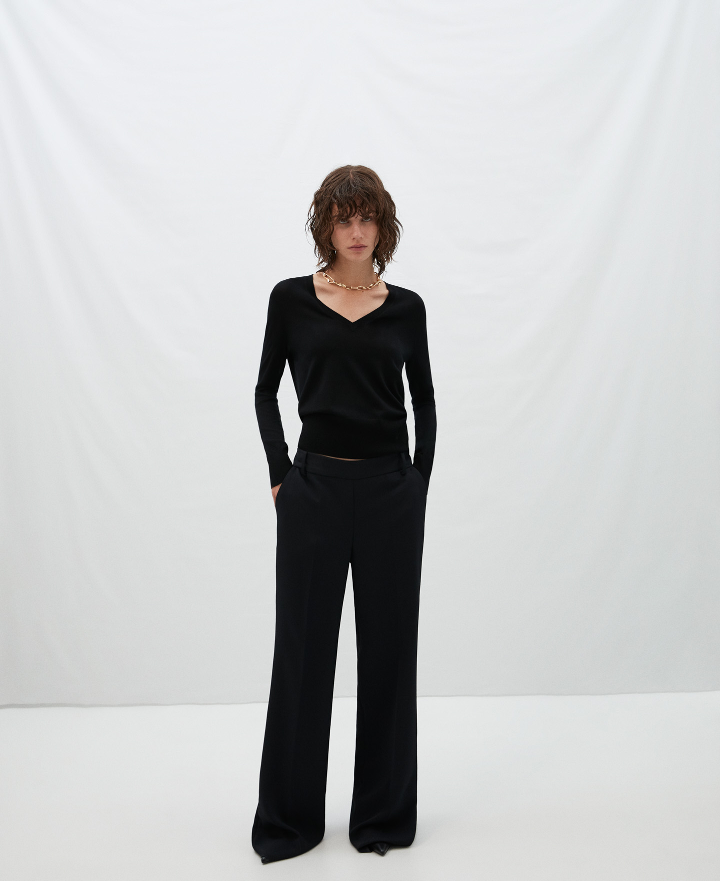 Jersey escote pico en lana merino image number 1