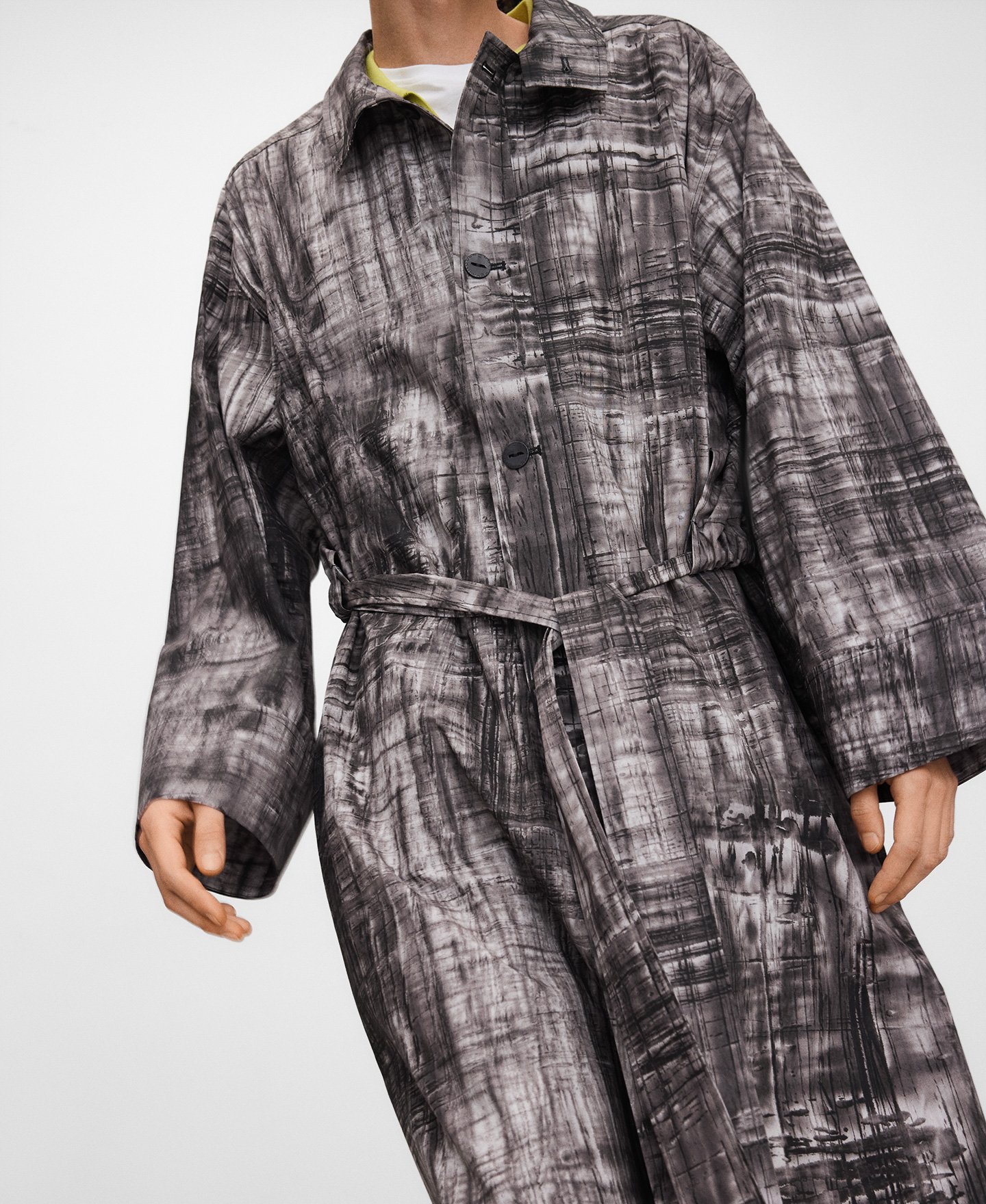 Gabardina oversize estampada con capa image number 5