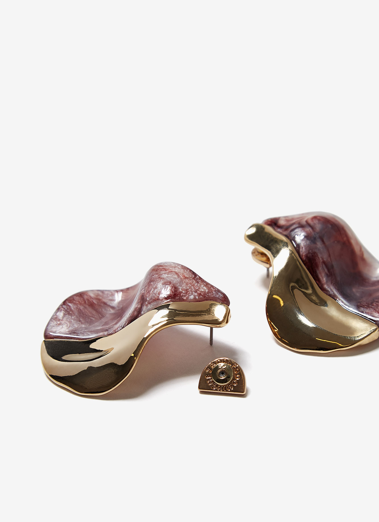 Short metal and resin earrings image number 1