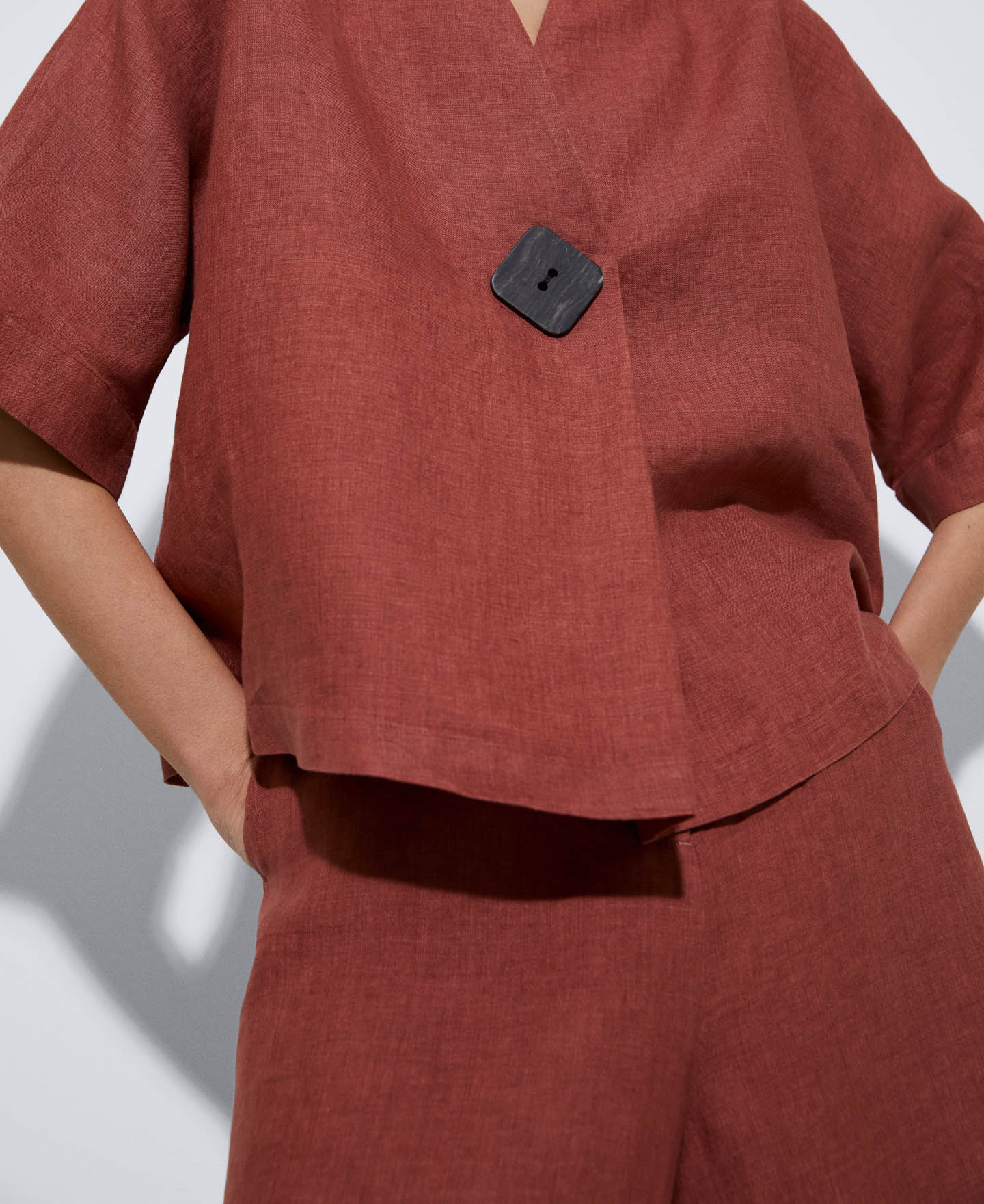 European responsible linen shirt image number 3