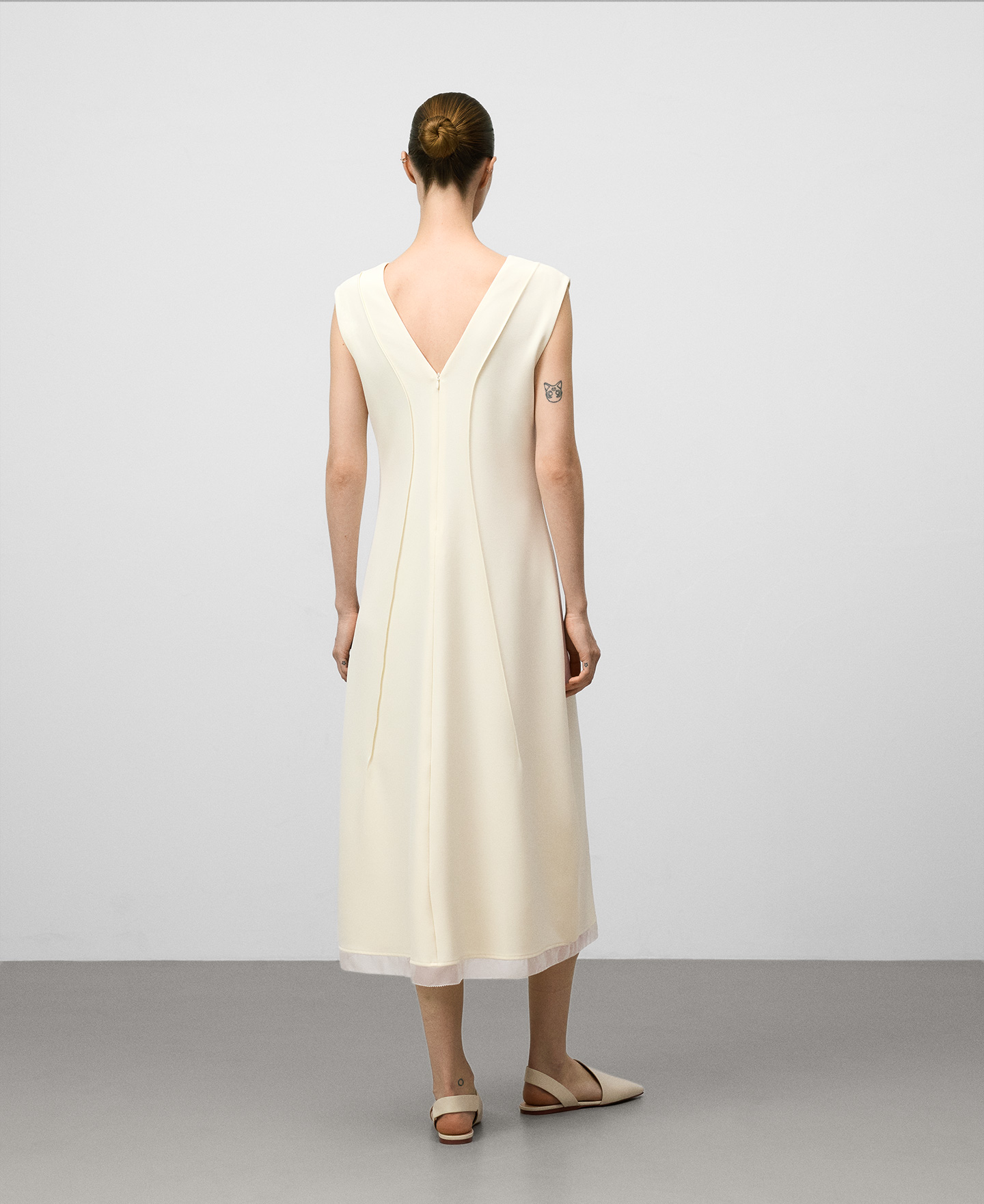 Vestido entallado escote pico mujer image number 2