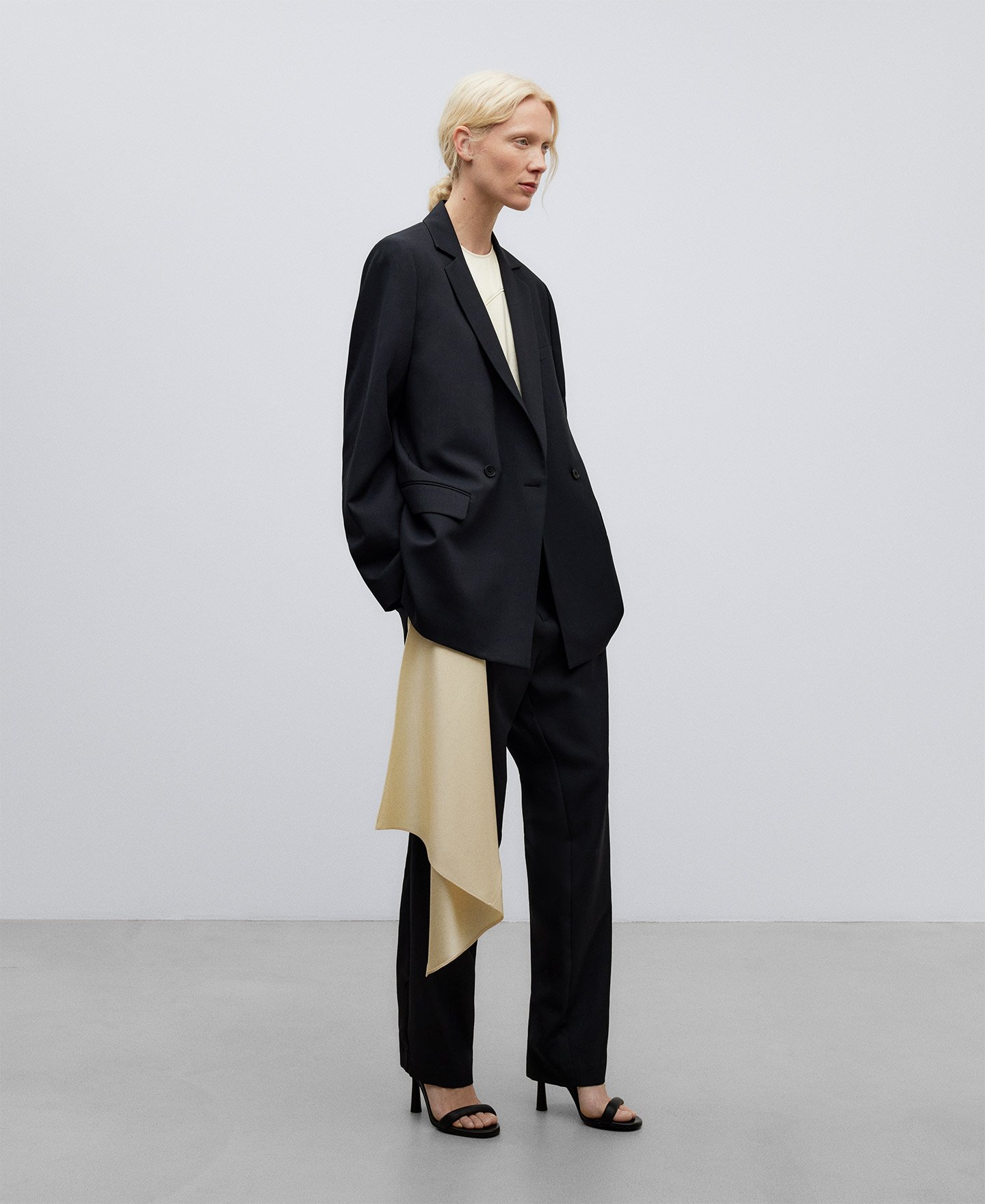 Asymmetric top woman image number 1