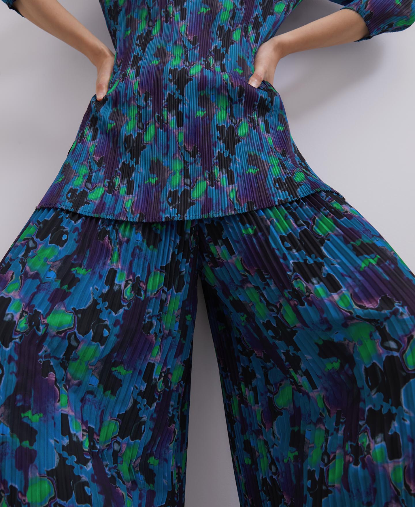 Pantalón crinkle estampado neones image number 3