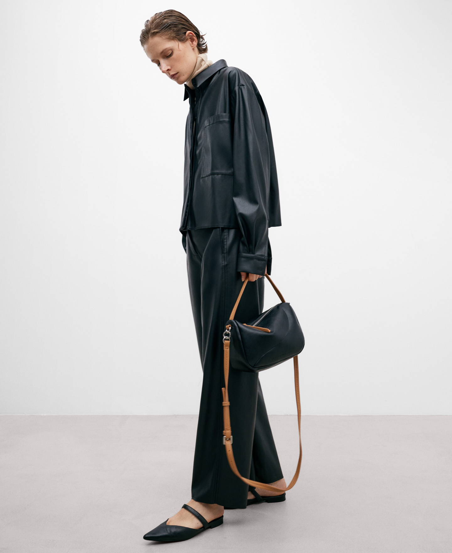 Semigrain texture mini bowling bag image number 4